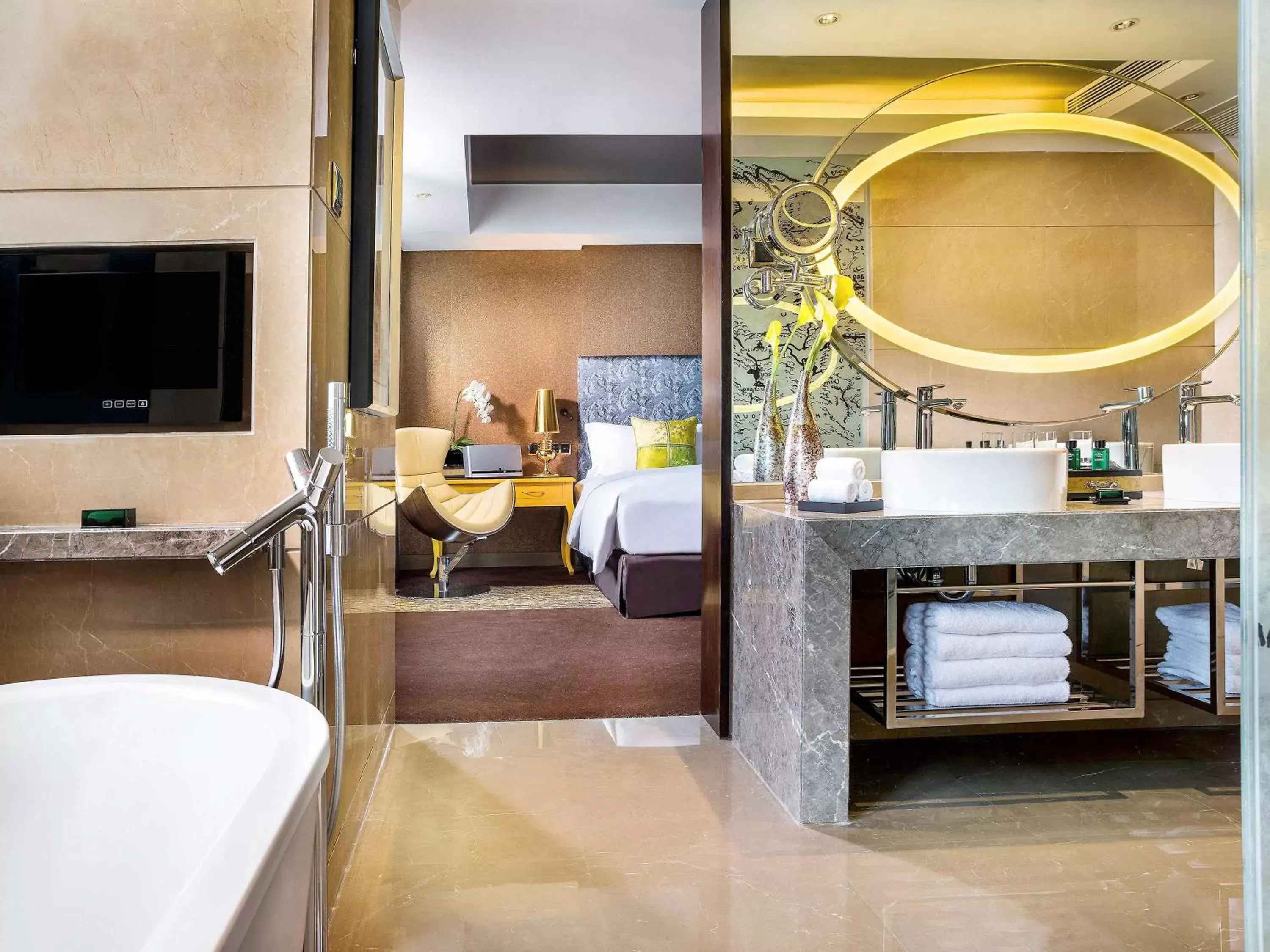 Photo of the whole room, Bathroom in Sofitel Zhengzhou International