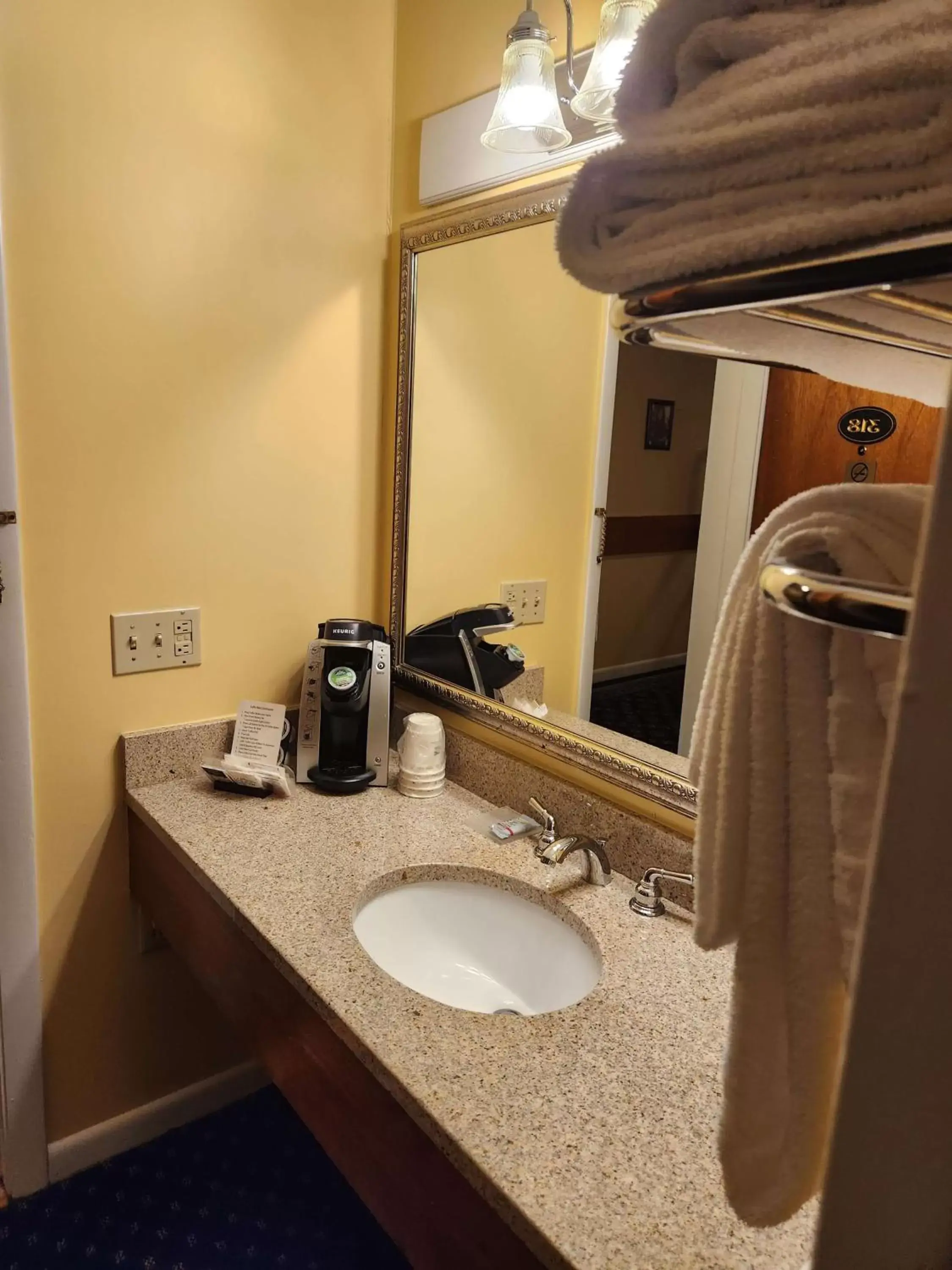 Bathroom in Best Western White House Inn