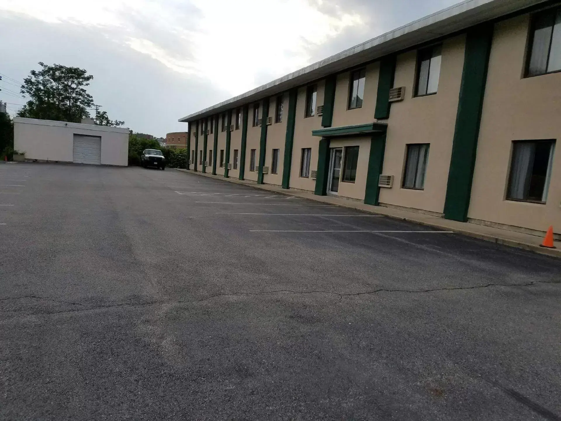 Property building in Woonsocket Motor Inn Property building in Woonsocket Motor Inn