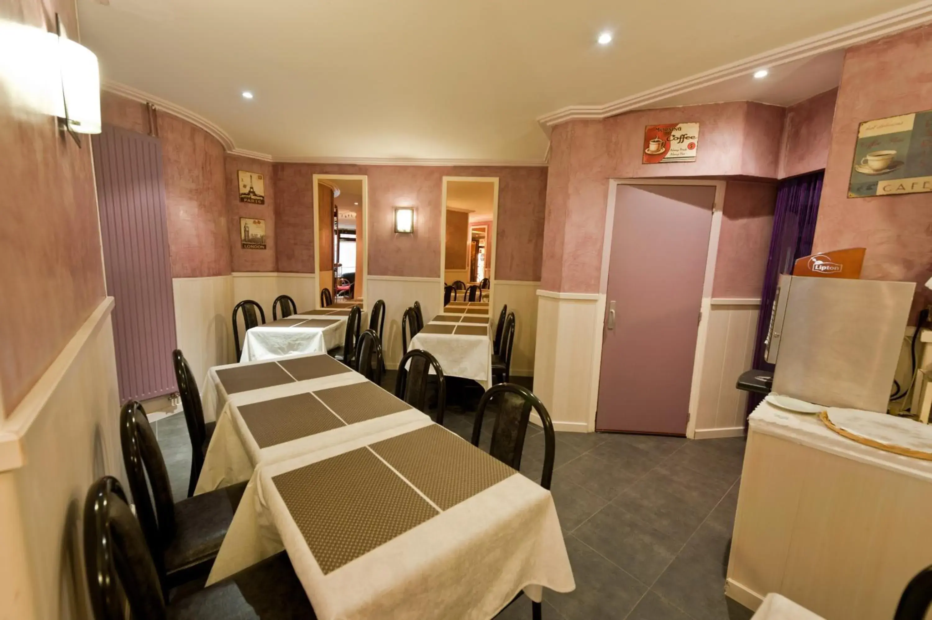 Breakfast in Hotel Royal Bergère Breakfast in Hotel Royal Bergère