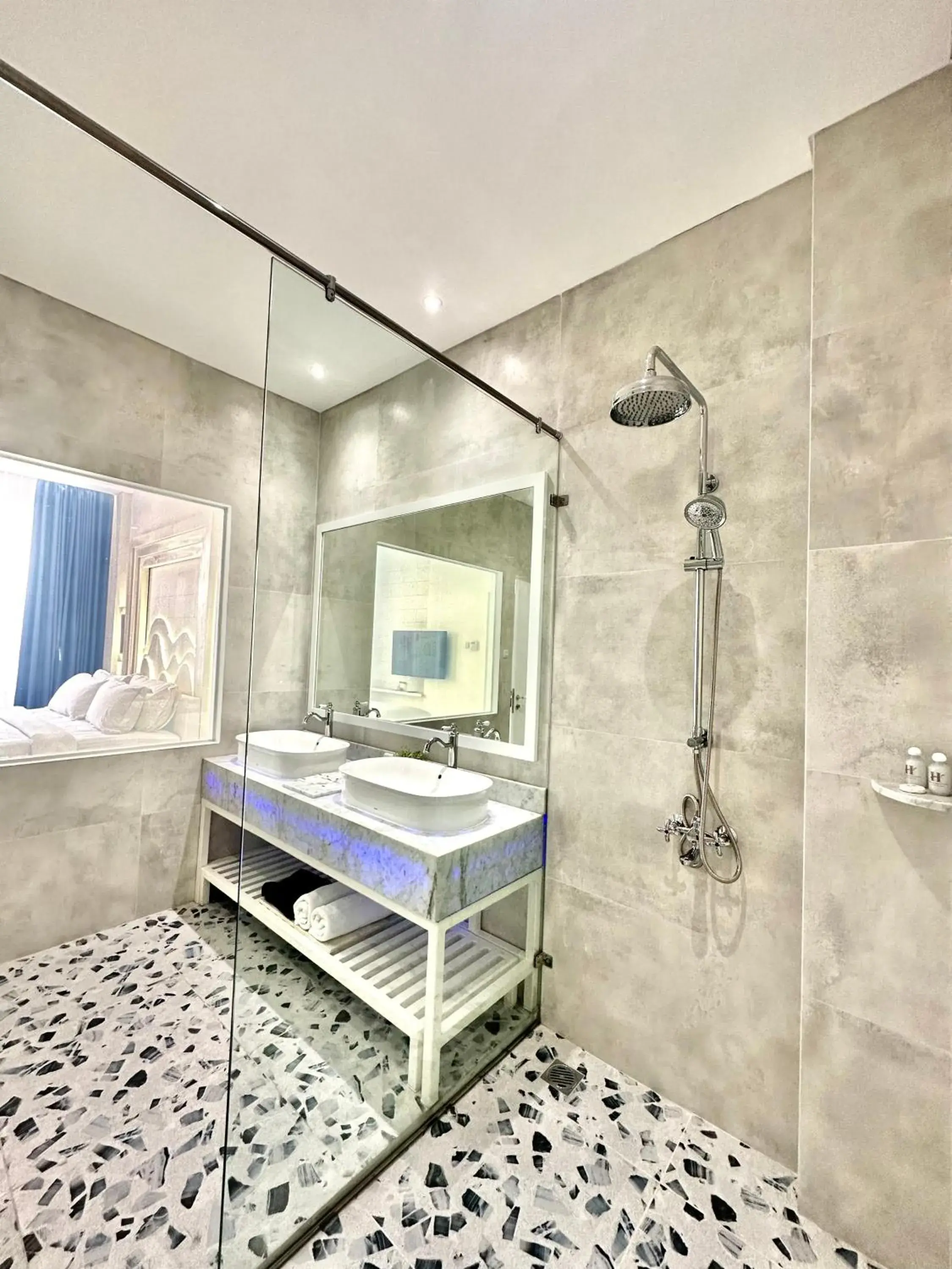 Bathroom in Hemangini Hotel Bandung