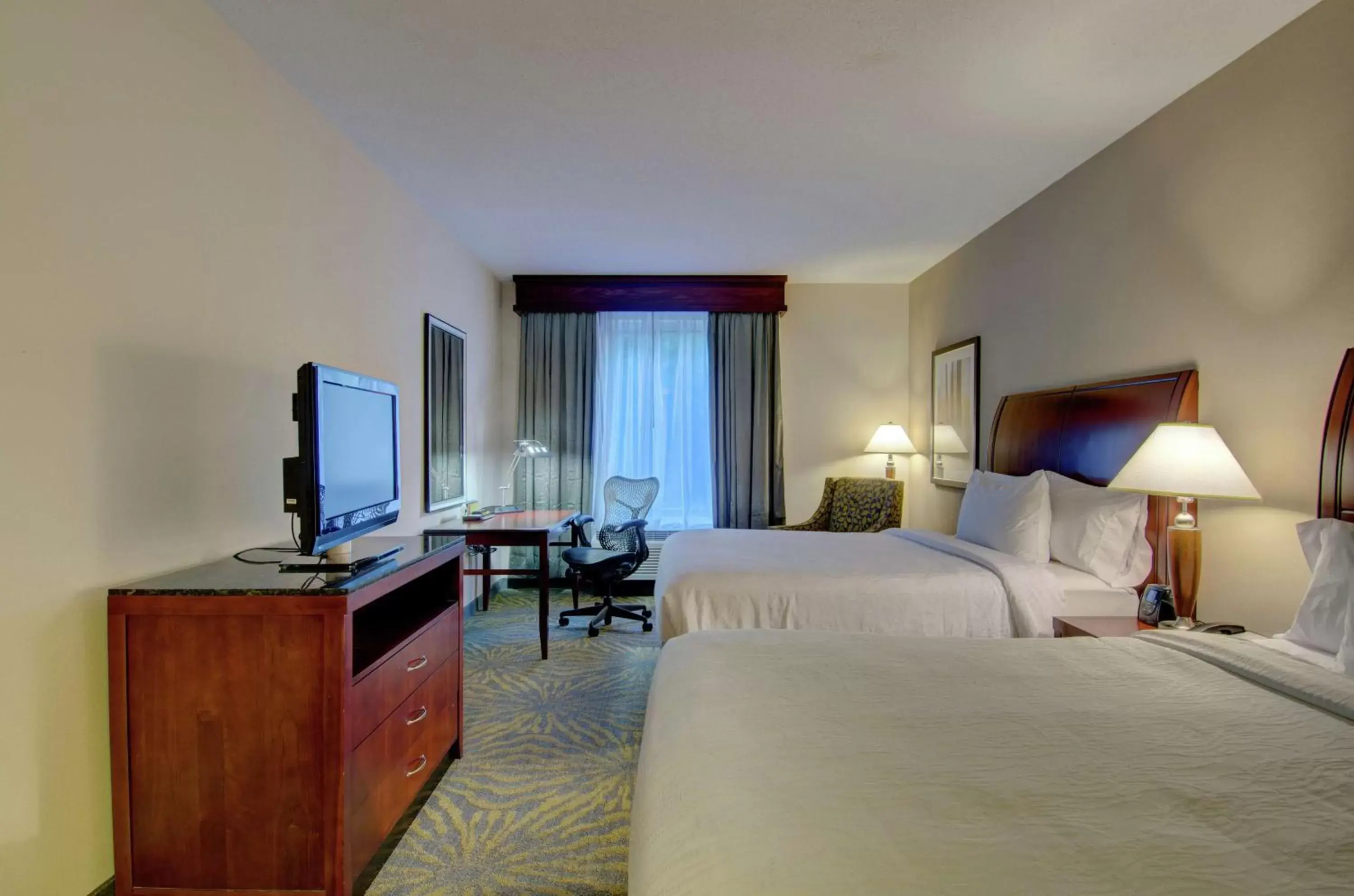 Bedroom, TV/Entertainment Center in Hilton Garden Inn Norwalk