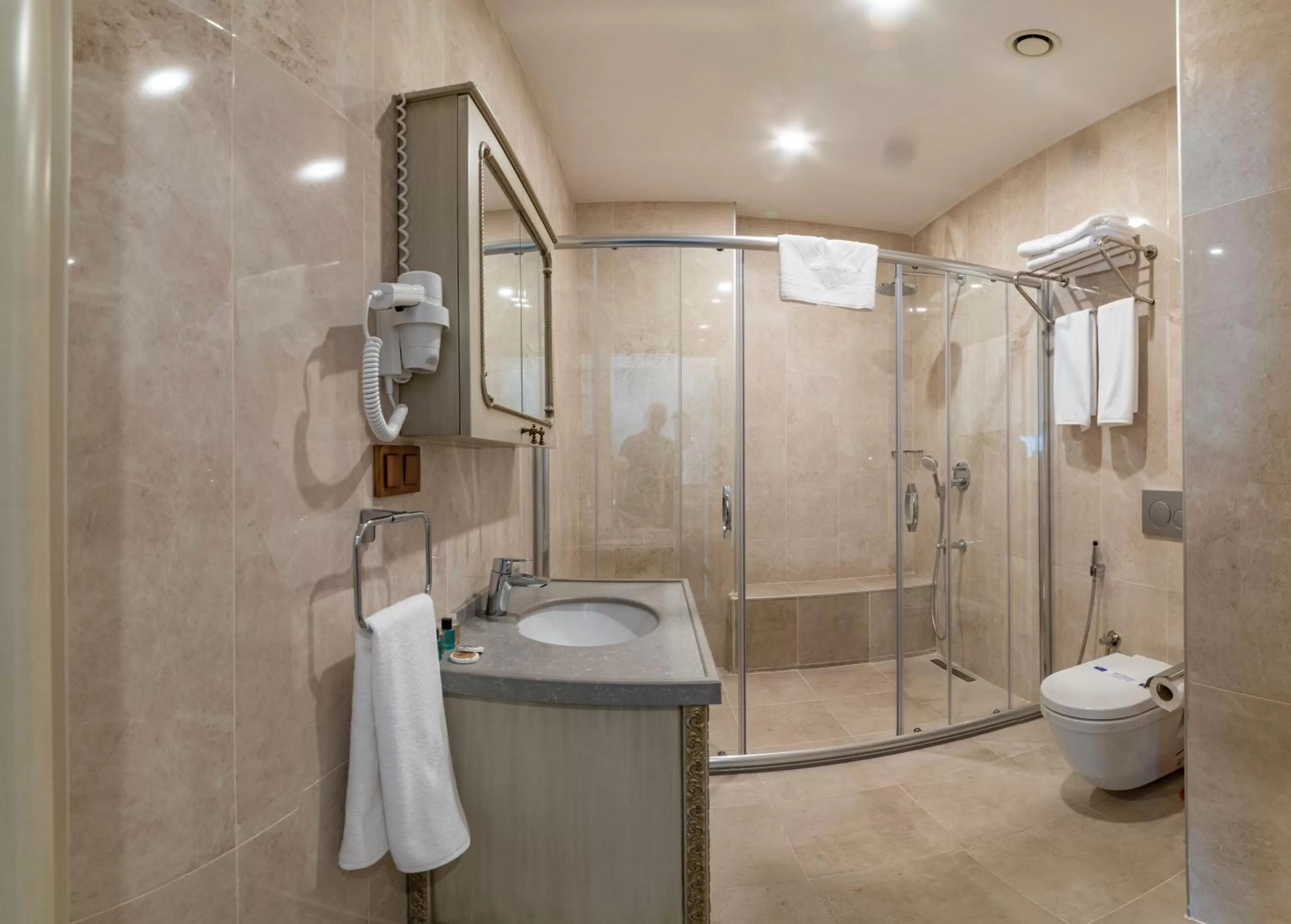 Shower in Almadina Hotel Istanbul