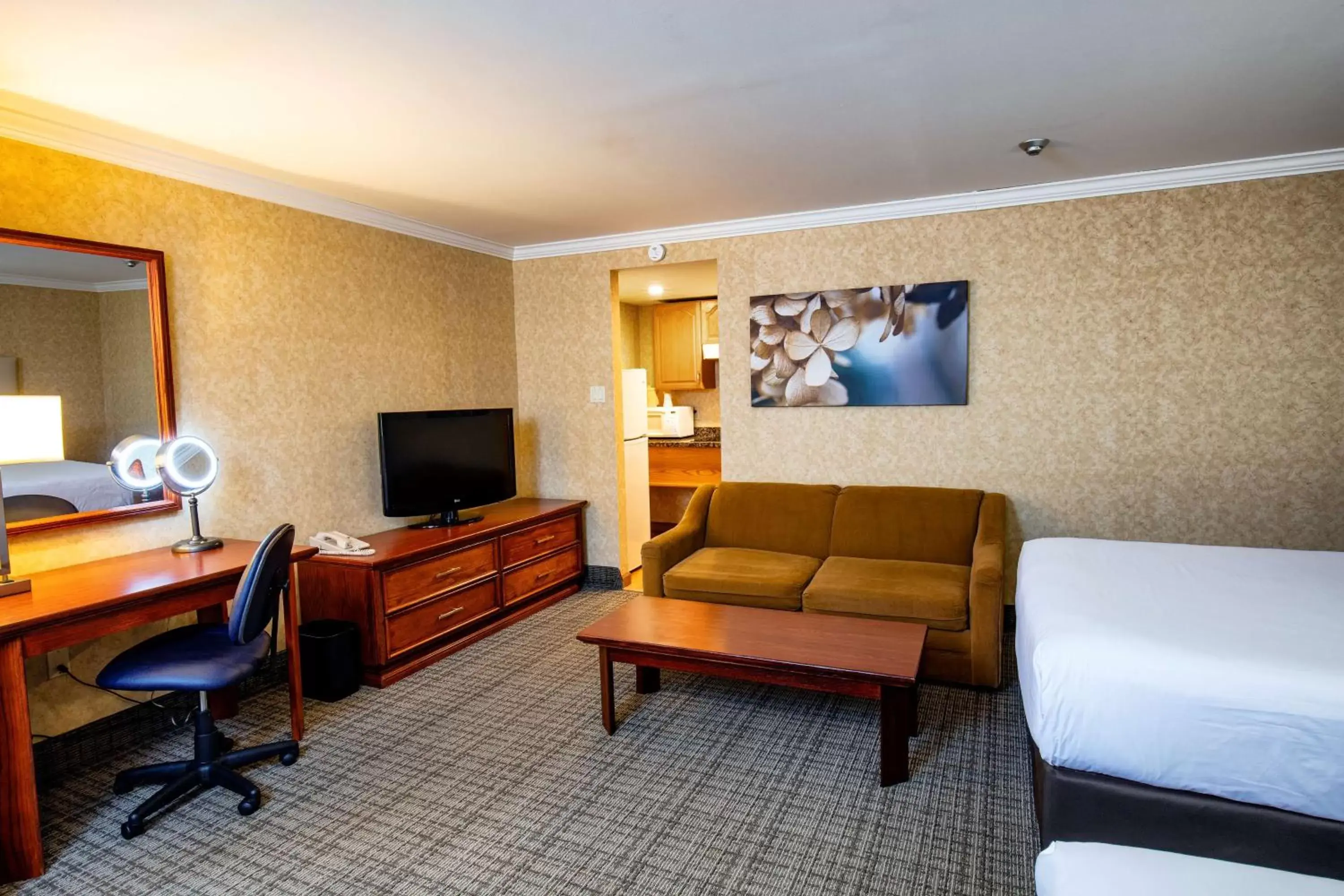 Kitchen or kitchenette, Seating Area in Best Western Voyageur Place Hotel