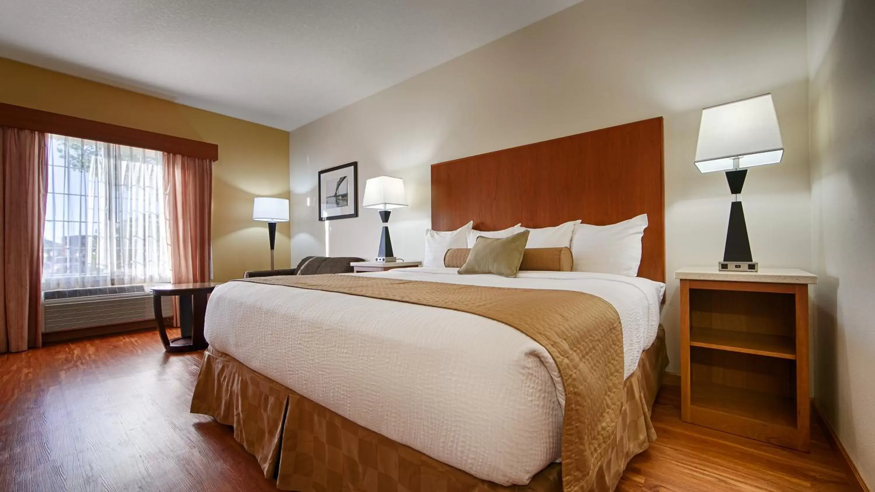 Bed in Best Western Plus Park Place Inn & Suites