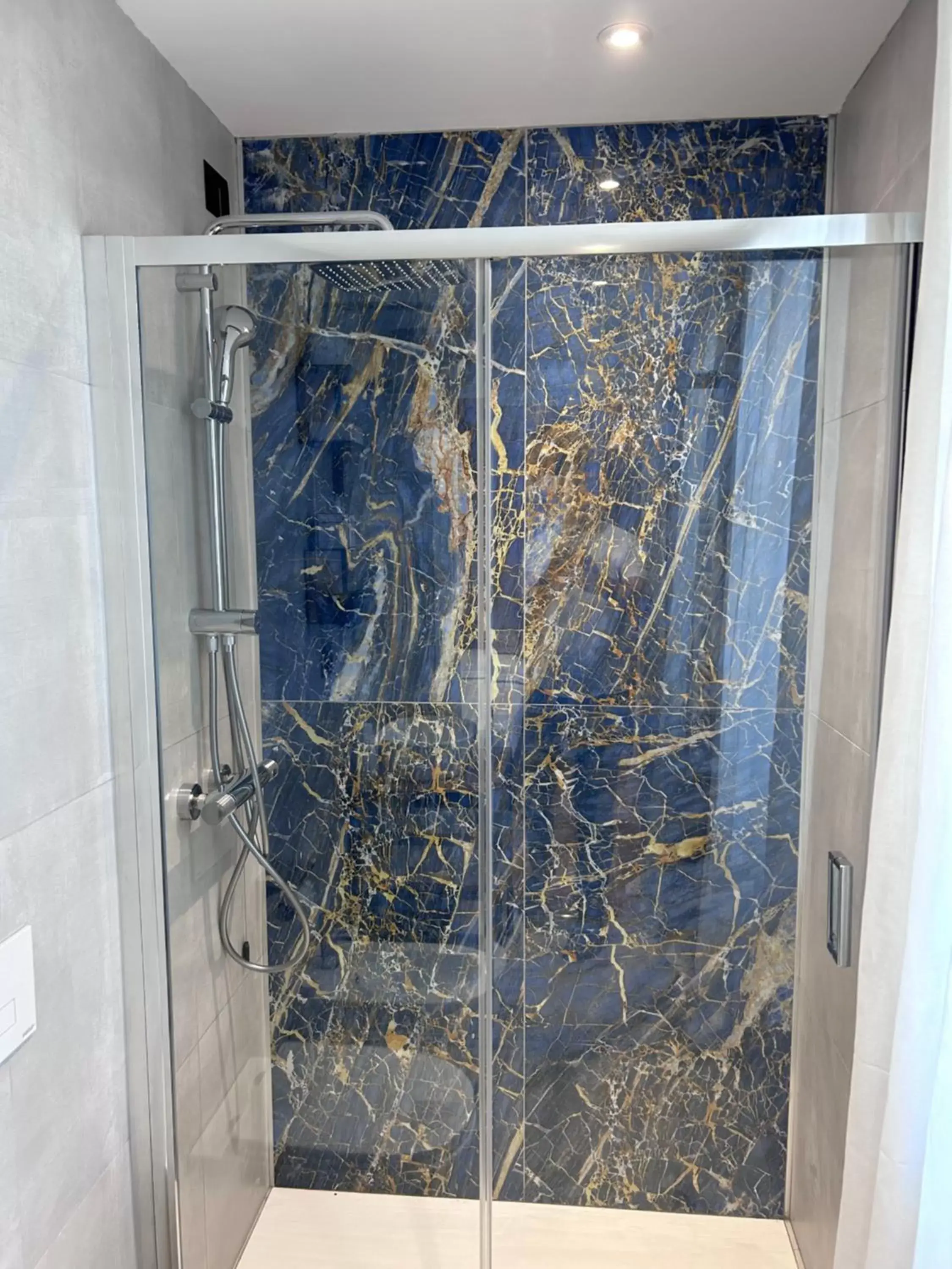 Shower, Bathroom in Hotel Mauro