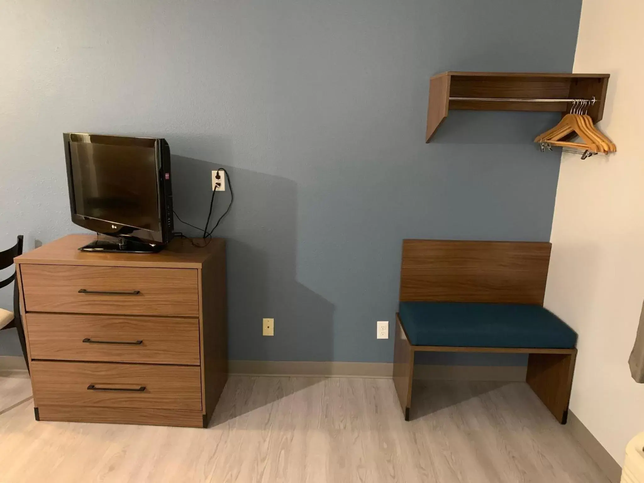 Bedroom, TV/Entertainment Center in HomeTowne Studios by Red Roof East Lansing - Okemos