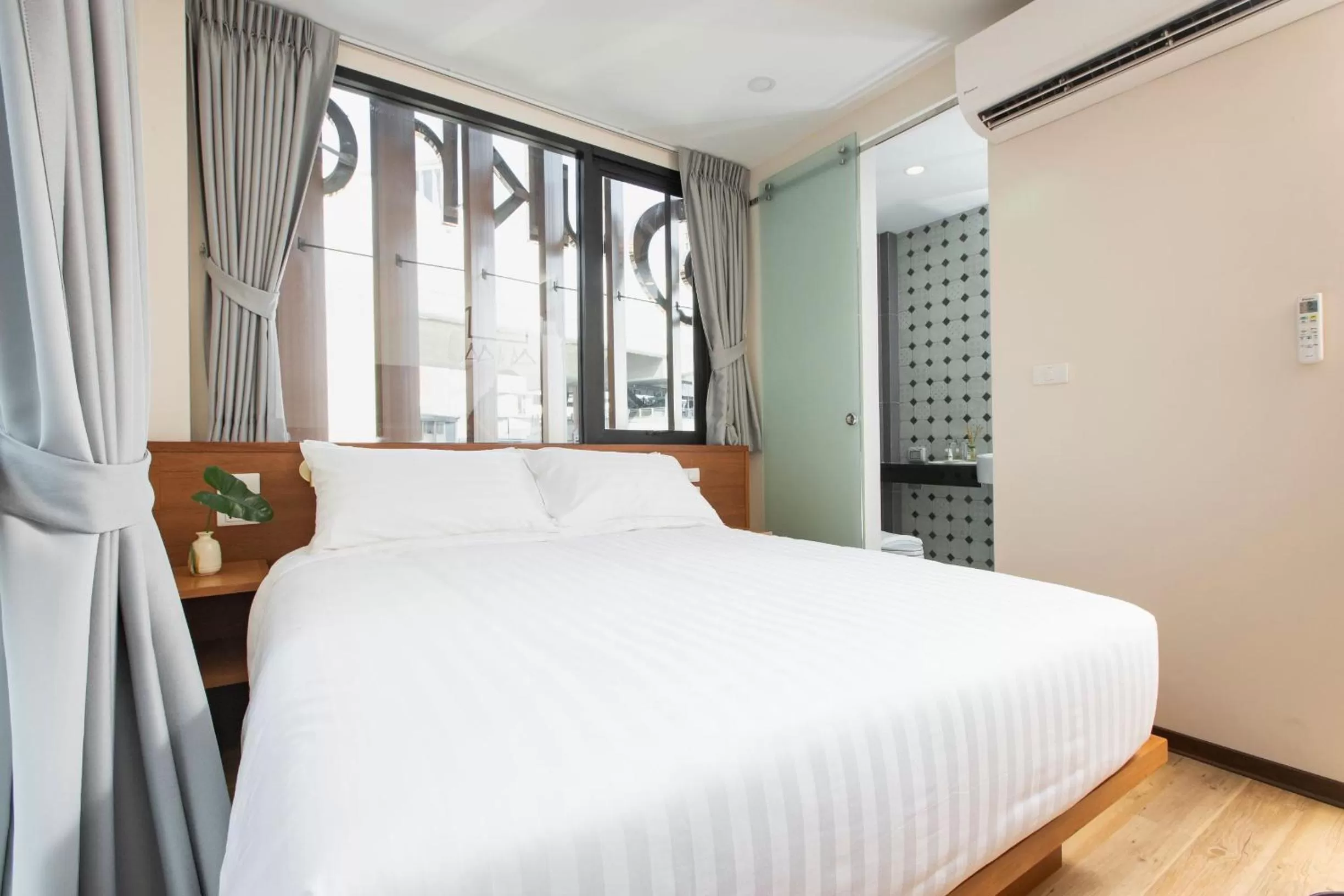 Photo of the whole room, Bed in Sukhon Hotel - SHA Plus