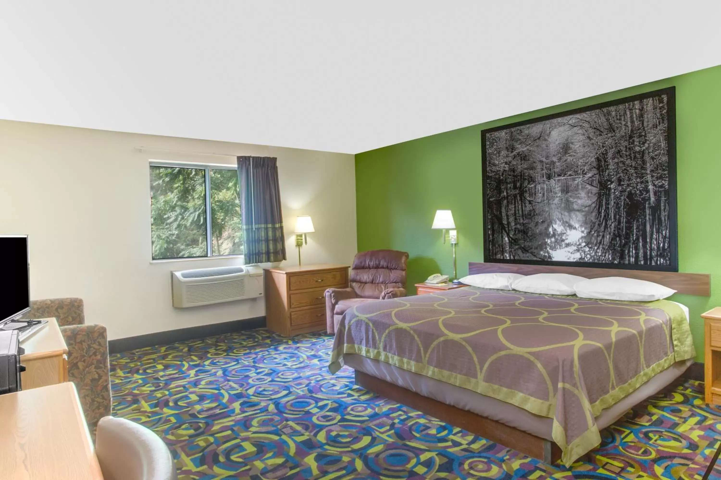Photo of the whole room, Bed in Super 8 by Wyndham Radford VA