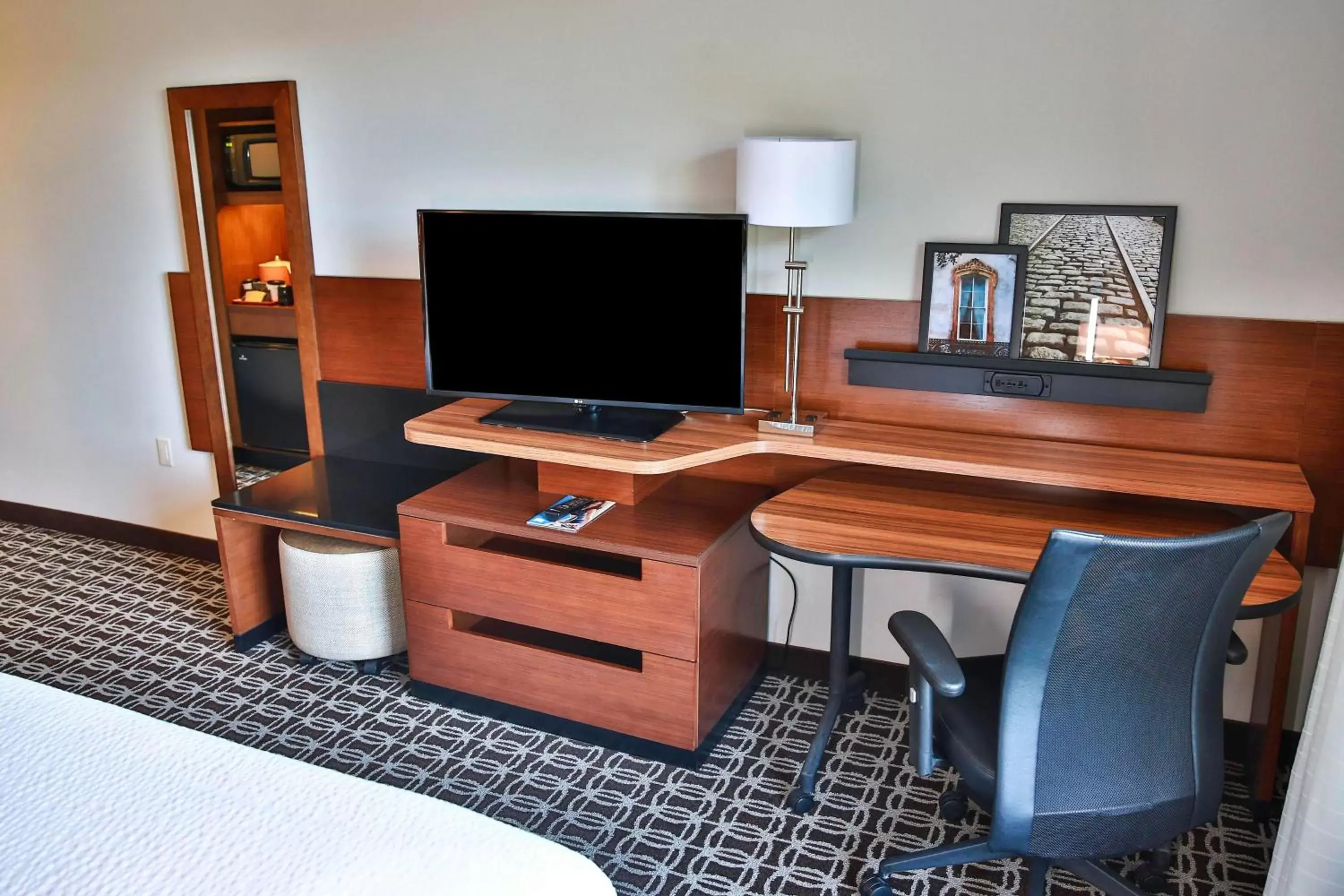 Photo of the whole room, TV/Entertainment Center in Fairfield Inn & Suites by Marriott Savannah Midtown
