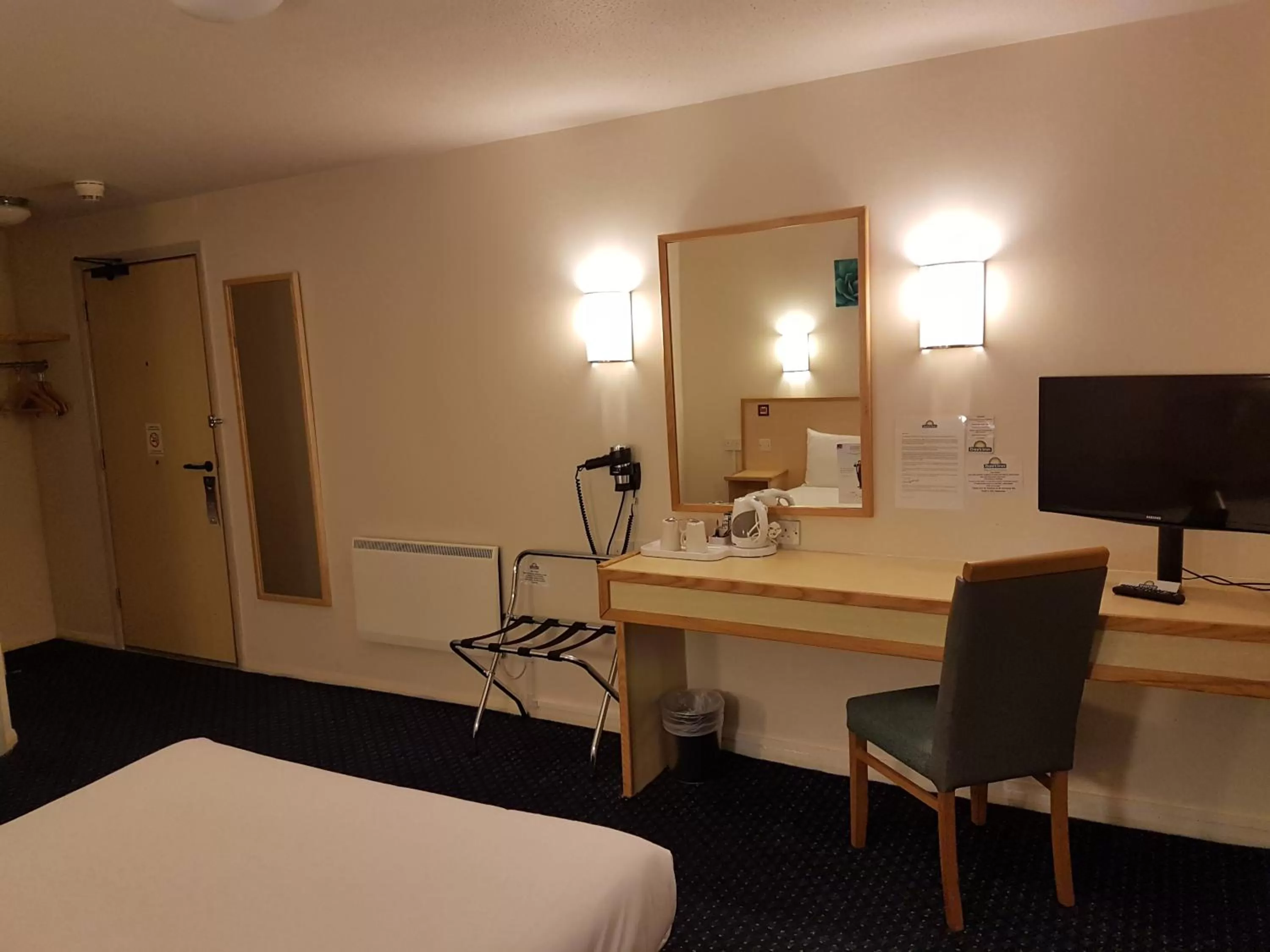 Bed in Days Inn Sutton Scotney North