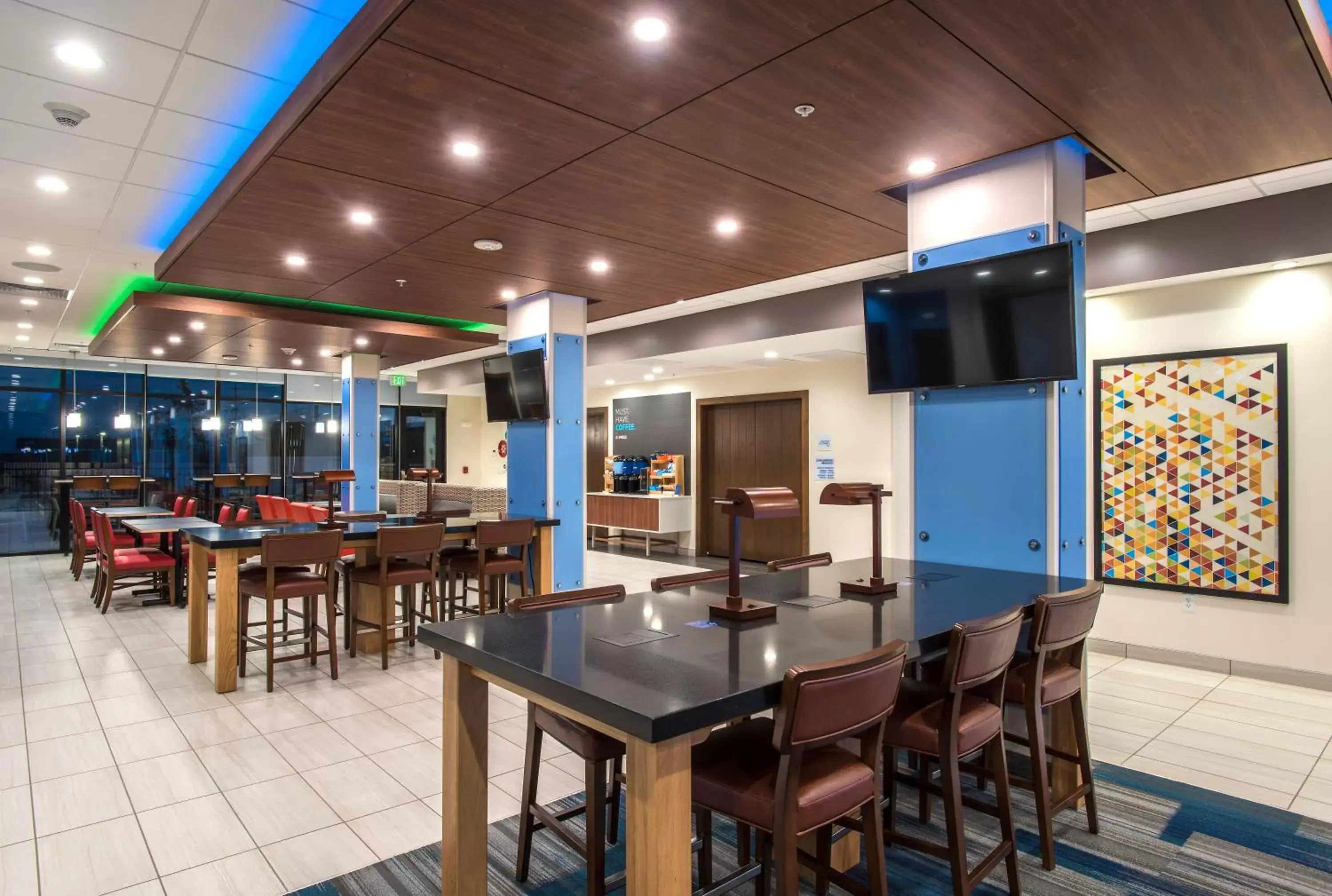 Property building in Holiday Inn Express & Suites - Phoenix North - Happy Valley, an IHG Hotel