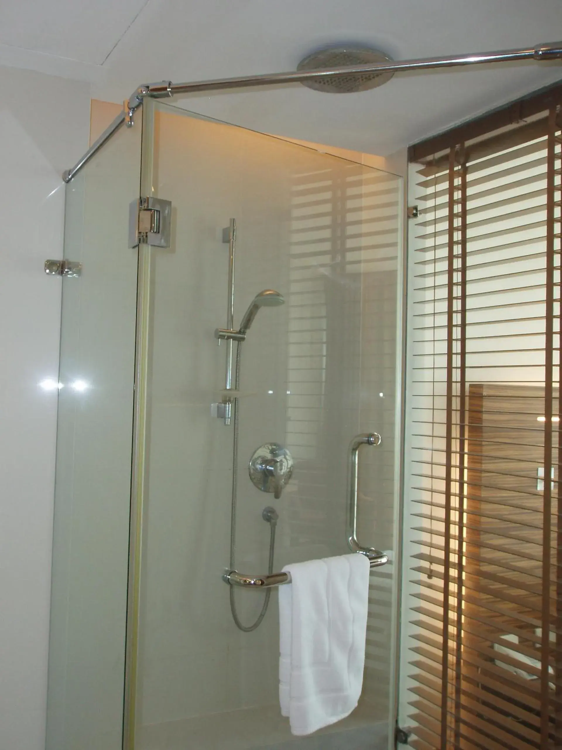 Shower, Bathroom in Sacha's Hotel Uno SHA