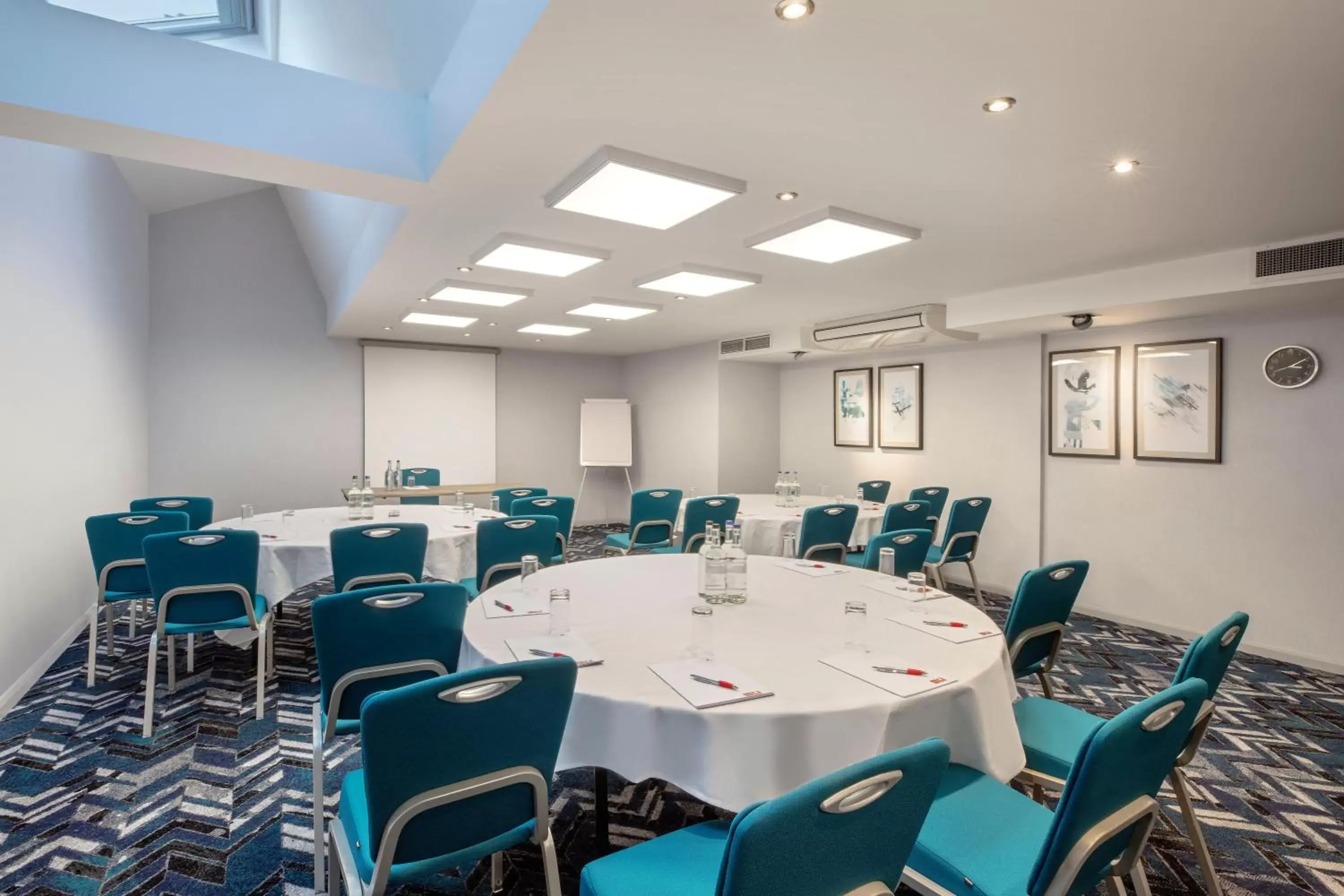 Meeting/conference room in Leonardo London Heathrow Airport