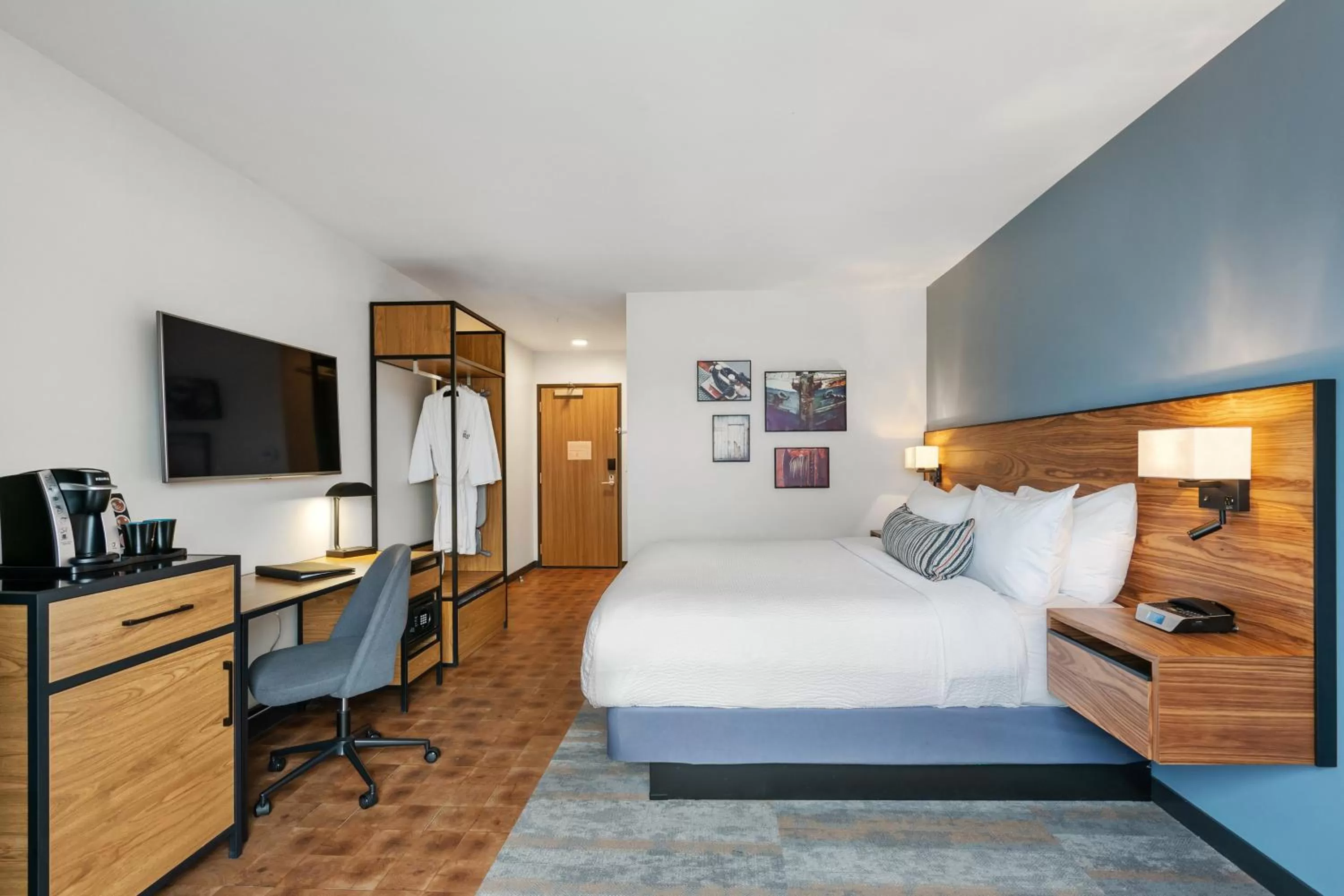 Photo of the whole room, Bed in Hotel Indigo Seattle Everett Waterfront Place by IHG