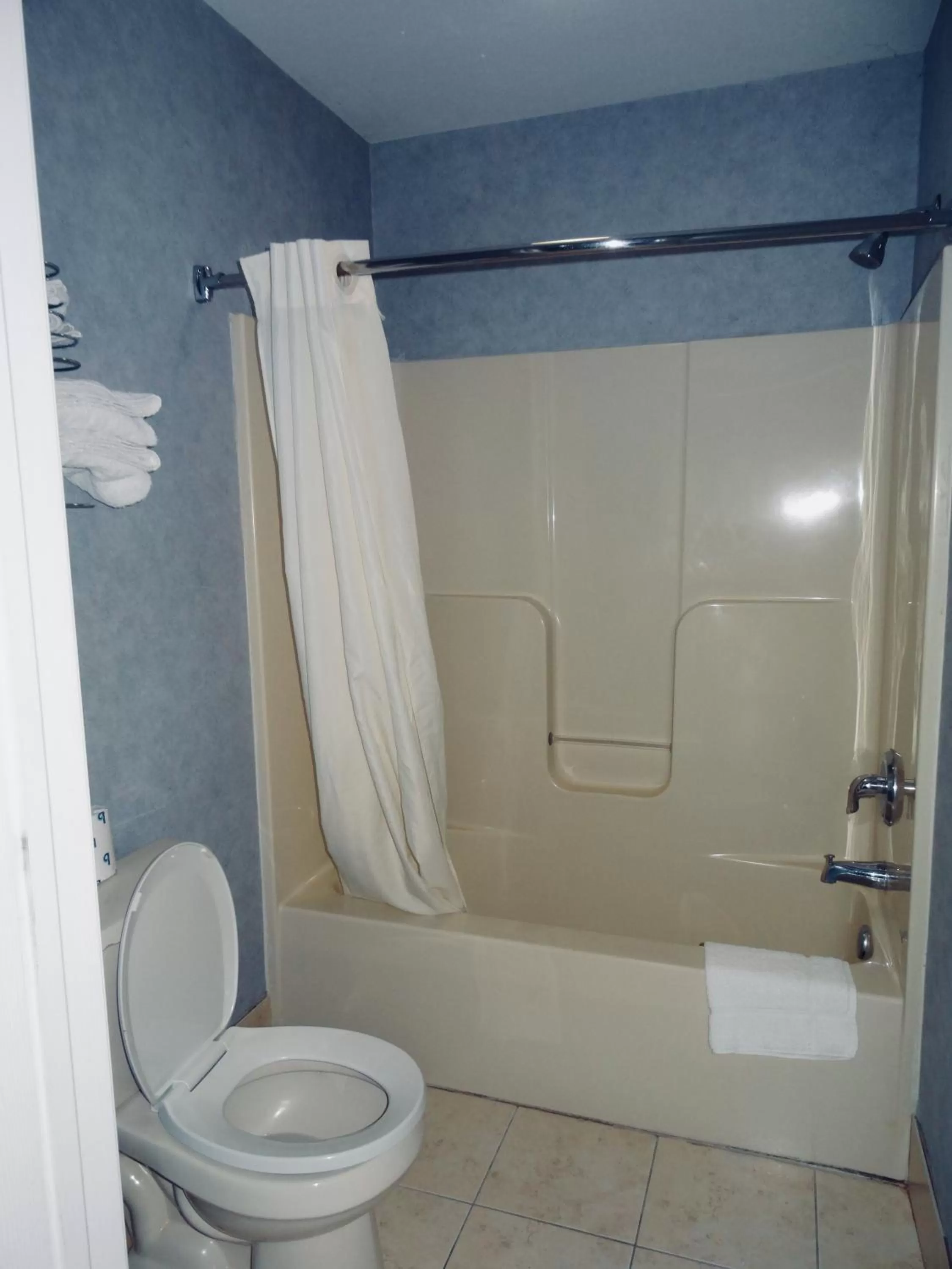 Village Inn & Suites - Smithville