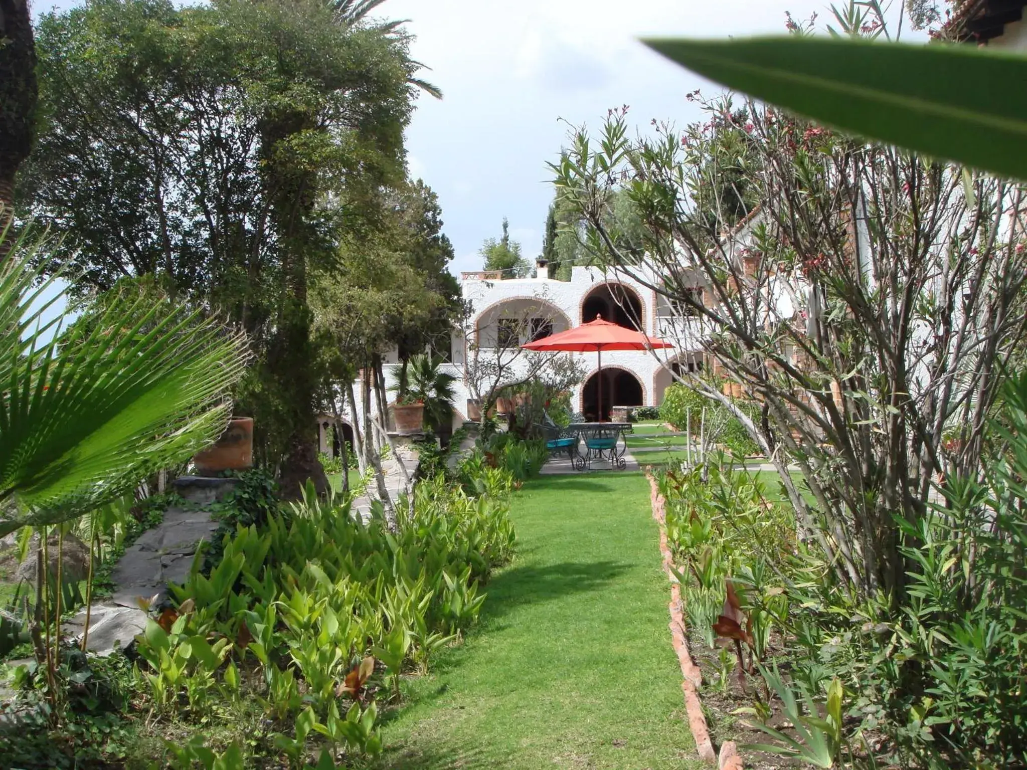 Facade/entrance, Garden in Rancho Hotel Atascadero