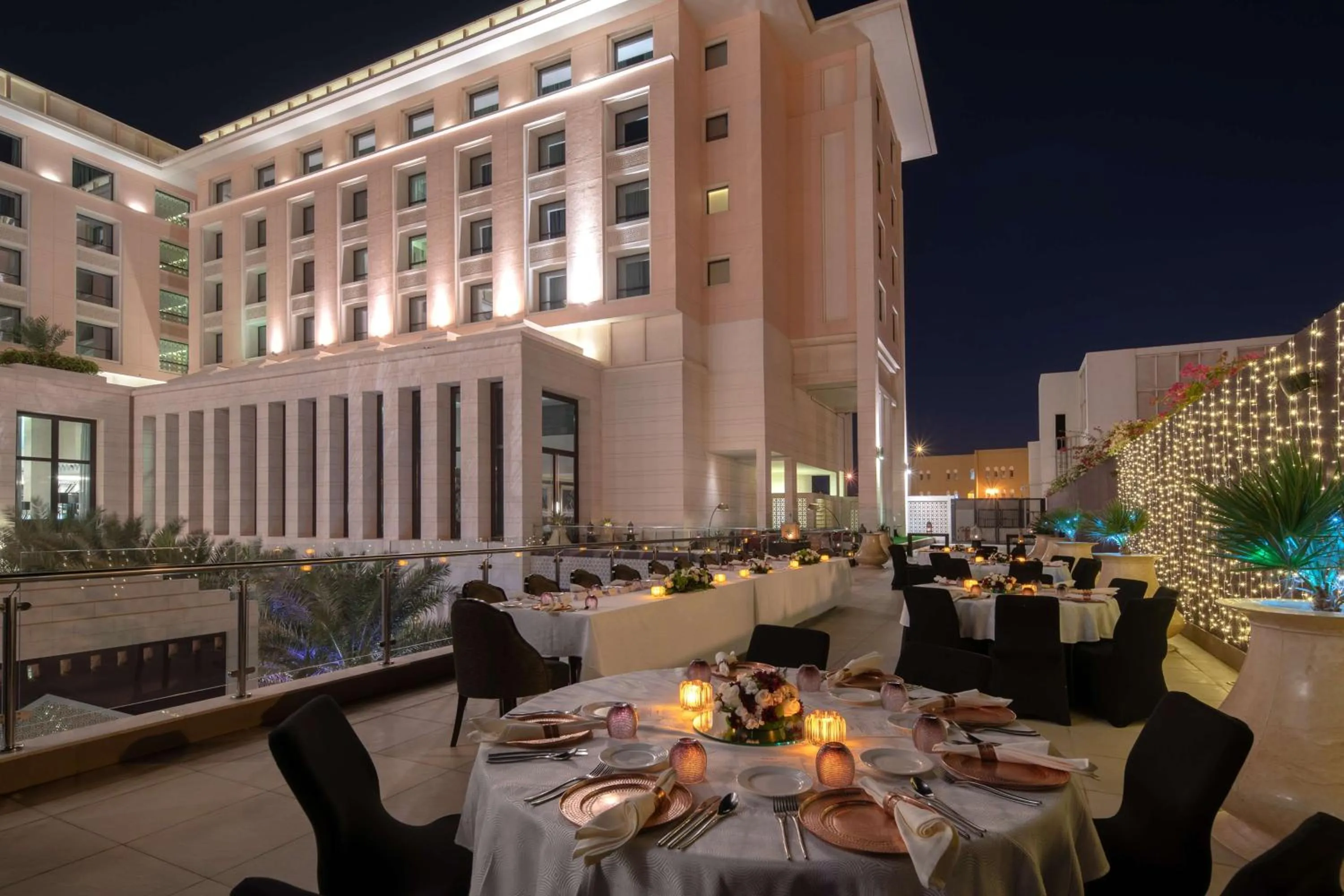 Restaurant/places to eat in Radisson Collection Muscat, Hormuz Grand