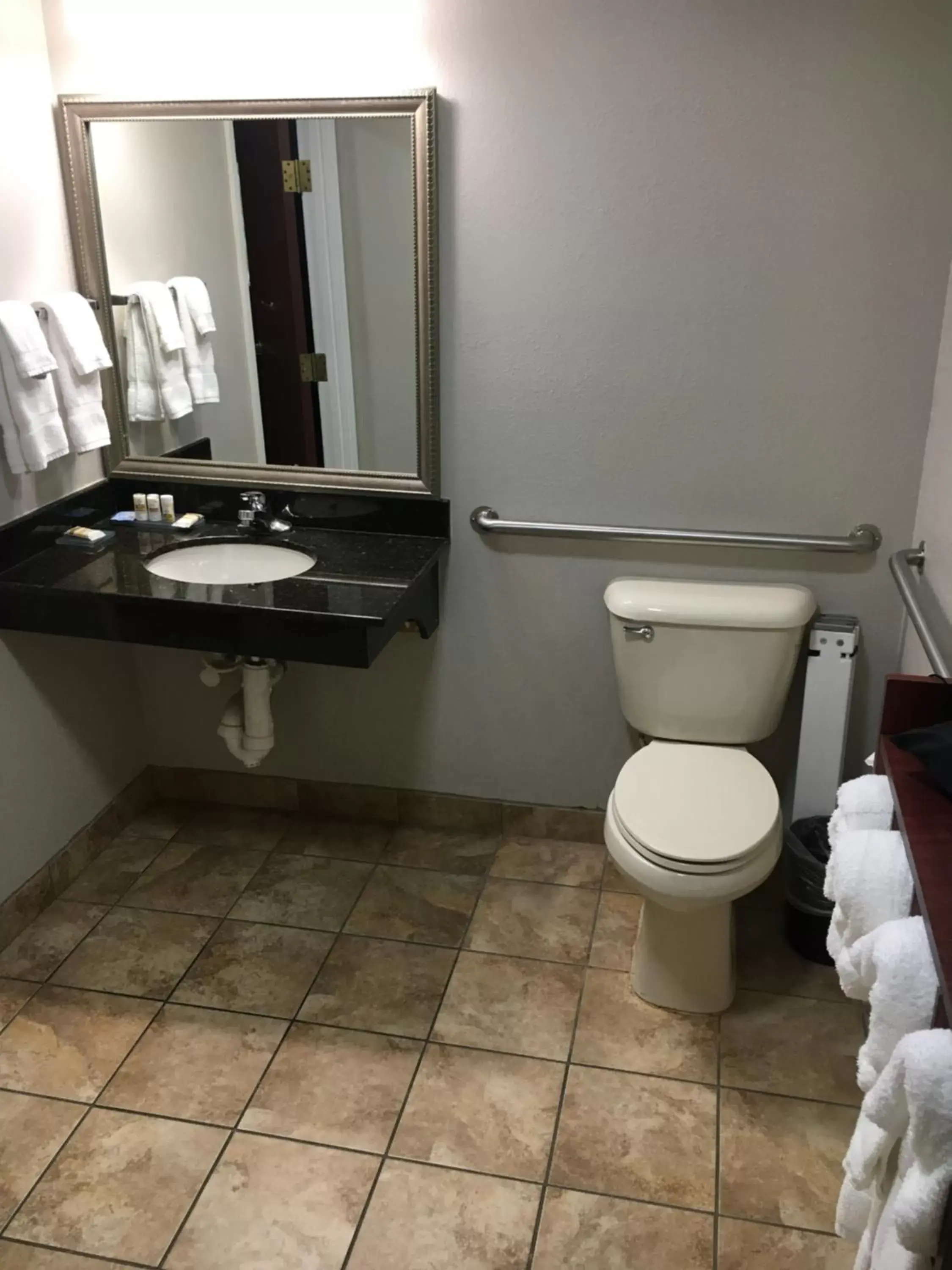 Bathroom in La Quinta Inn & Suites by Wyndham Louisville East