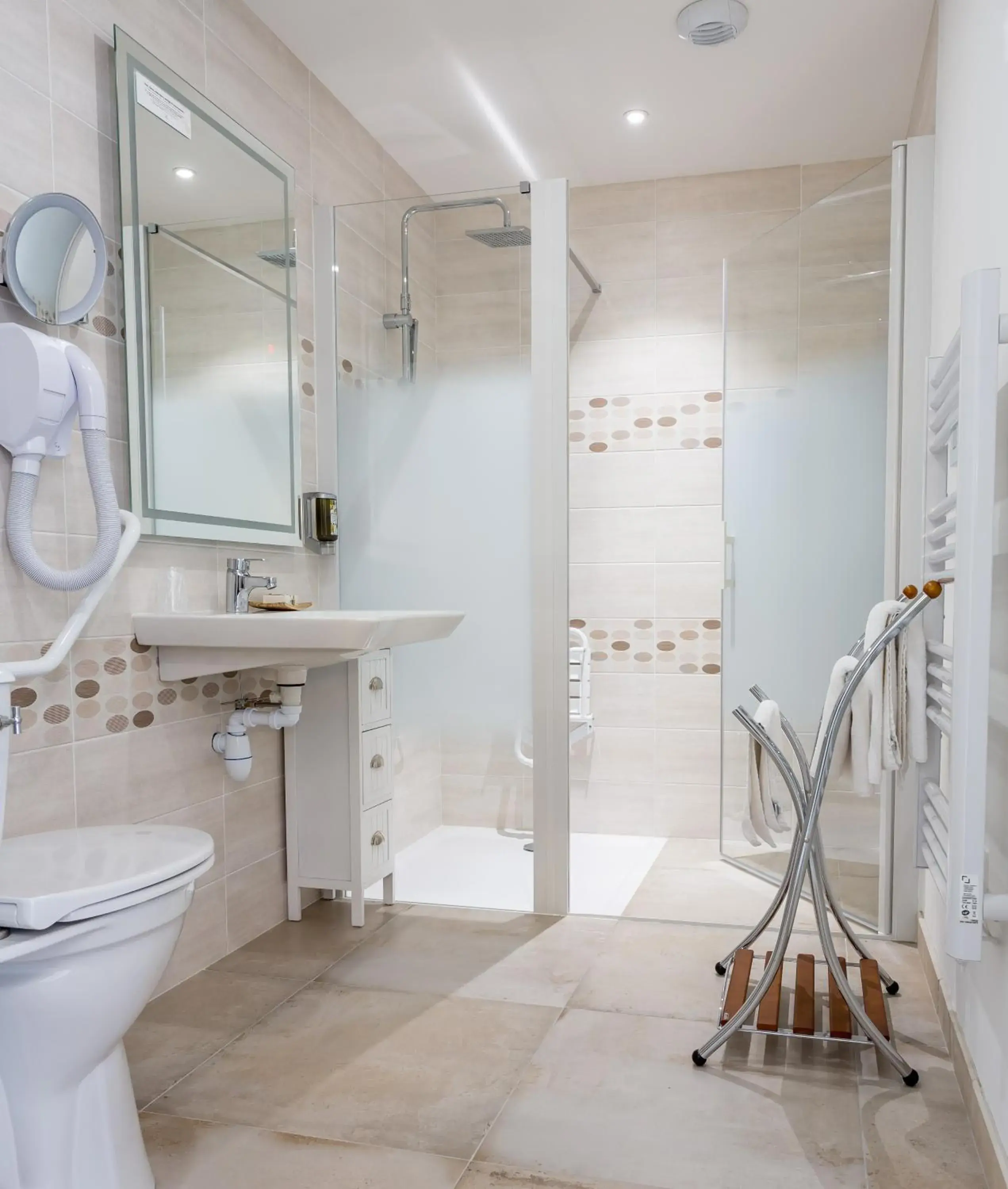 Bathroom in Logis Hôtel du Centre