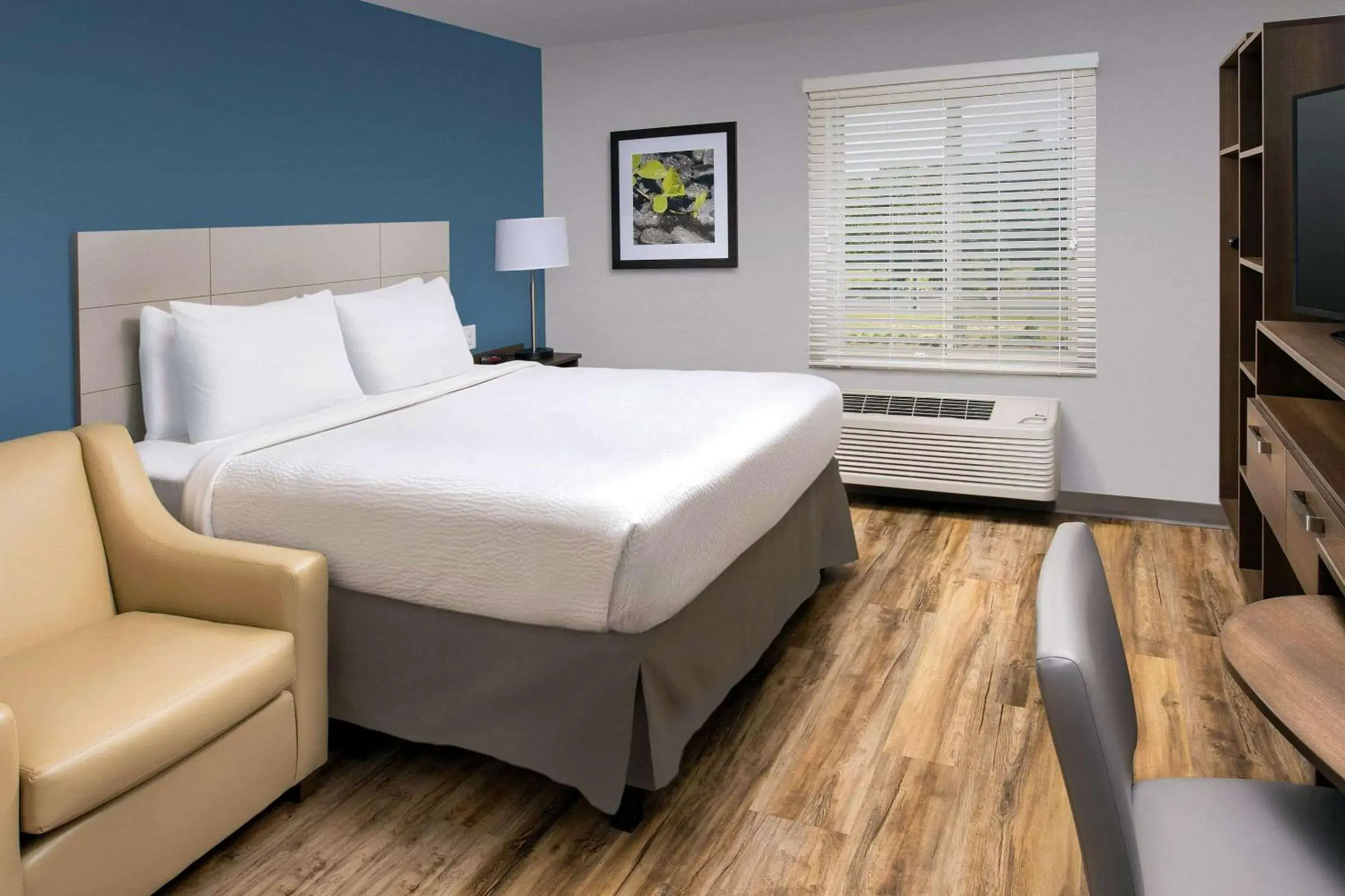 Photo of the whole room, Bed in Woodspring Suites Cherry Hill