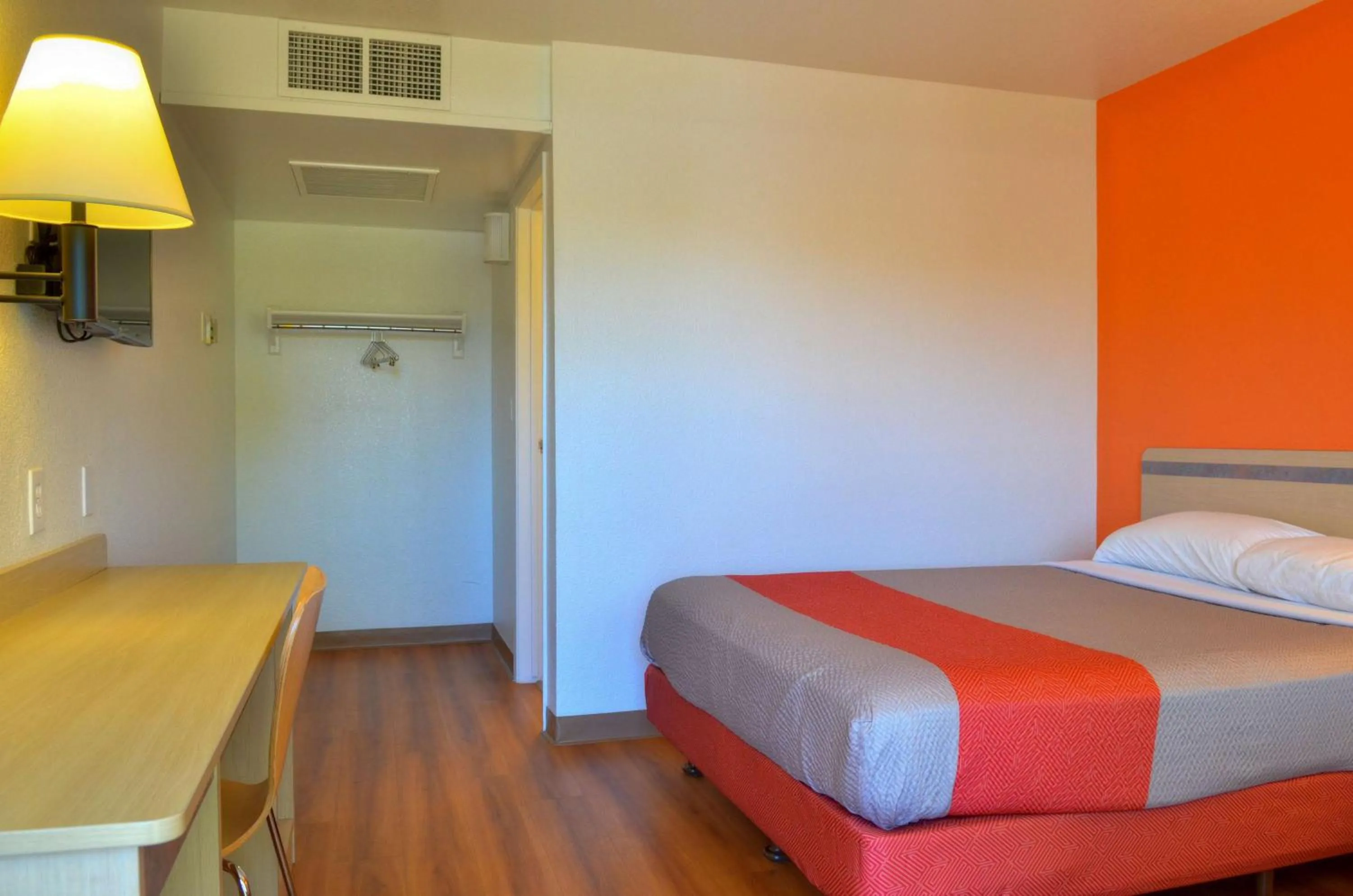 Photo of the whole room, Bed in Motel 6-Santa Nella, CA - Los Banos - Interstate 5