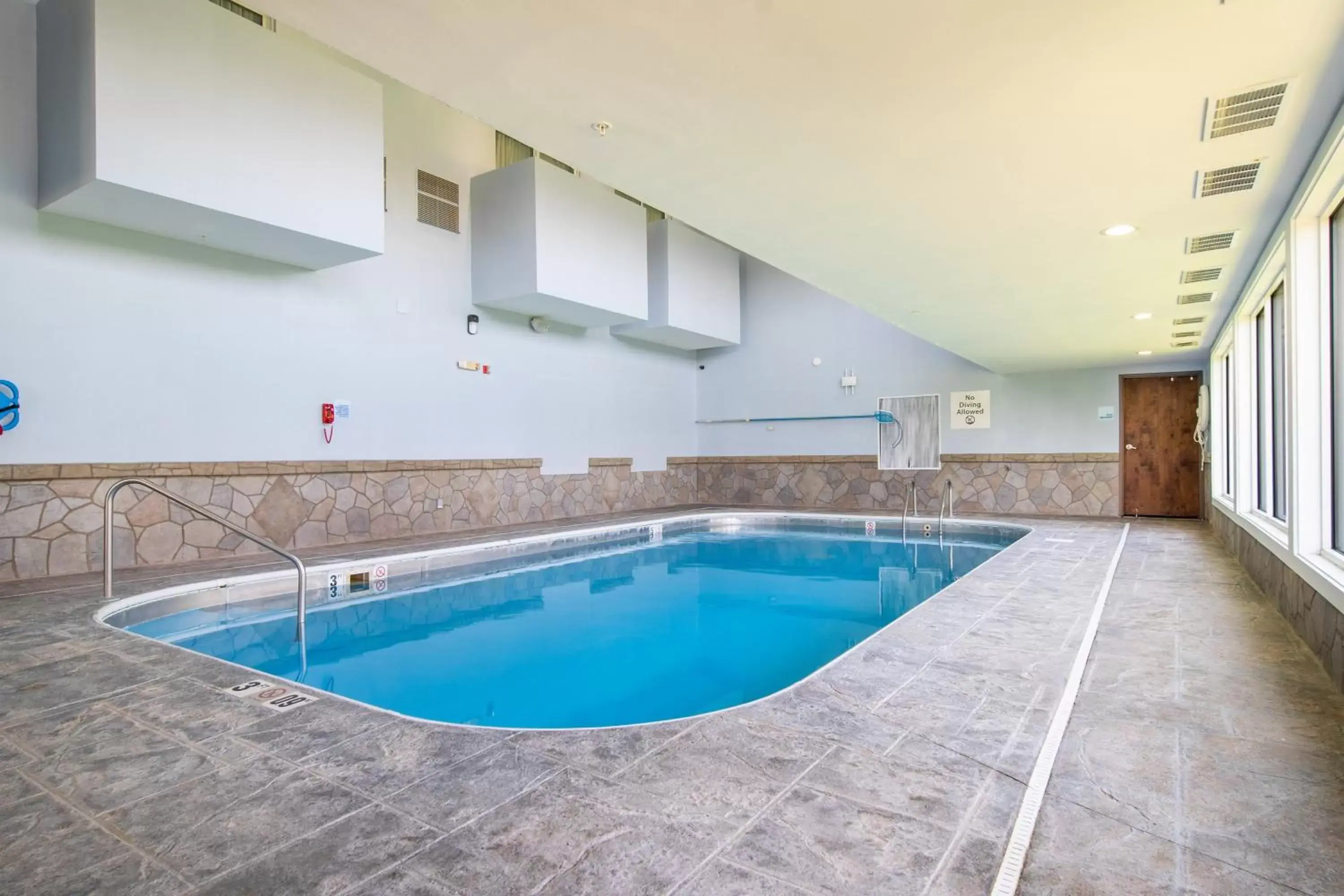 Swimming pool in Holiday Inn Express Hotel & Suites Bedford by IHG Swimming pool in Holiday Inn Express Hotel & Suites Bedford by IHG