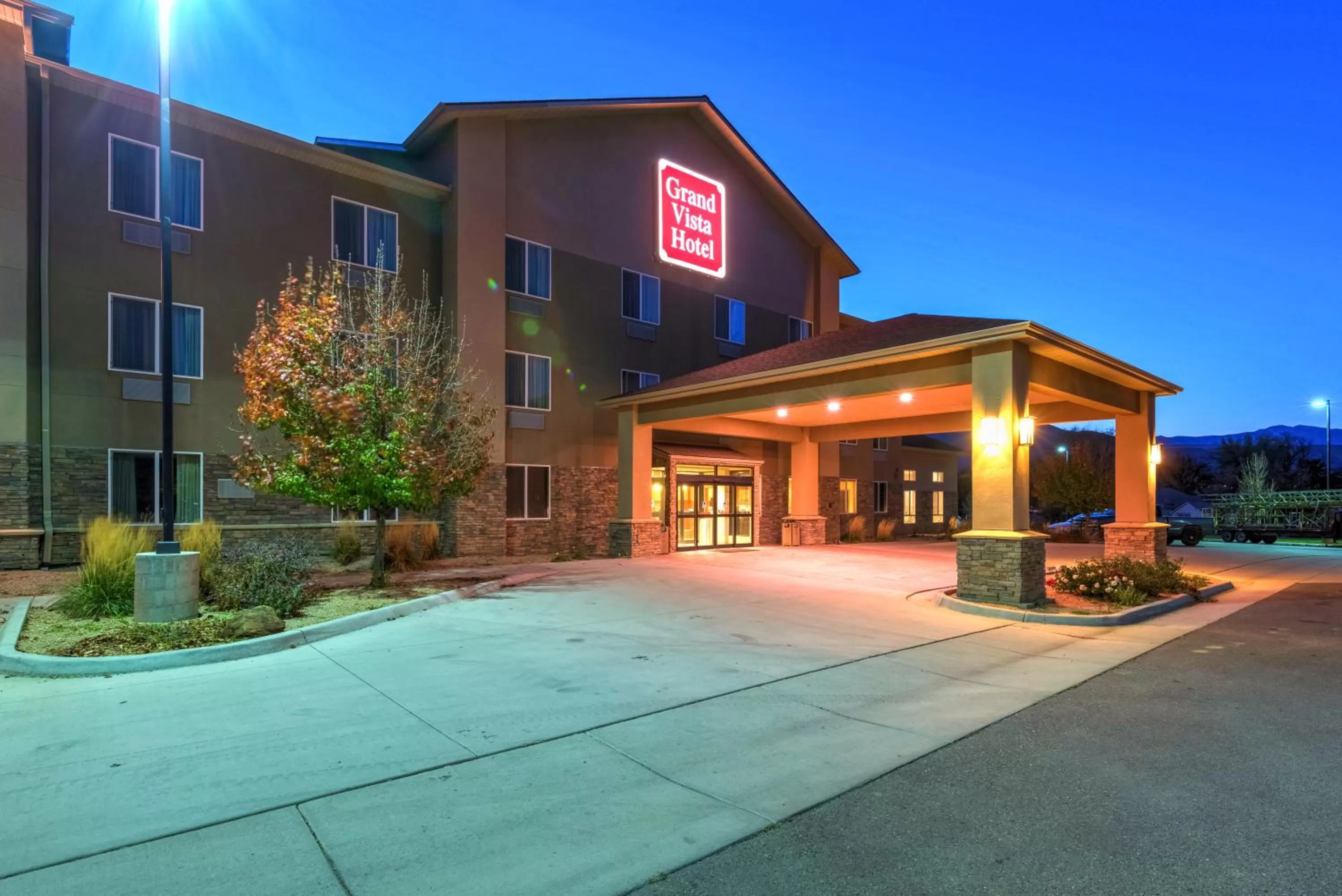 Facade/entrance in Grand Vista Hotel Parachute