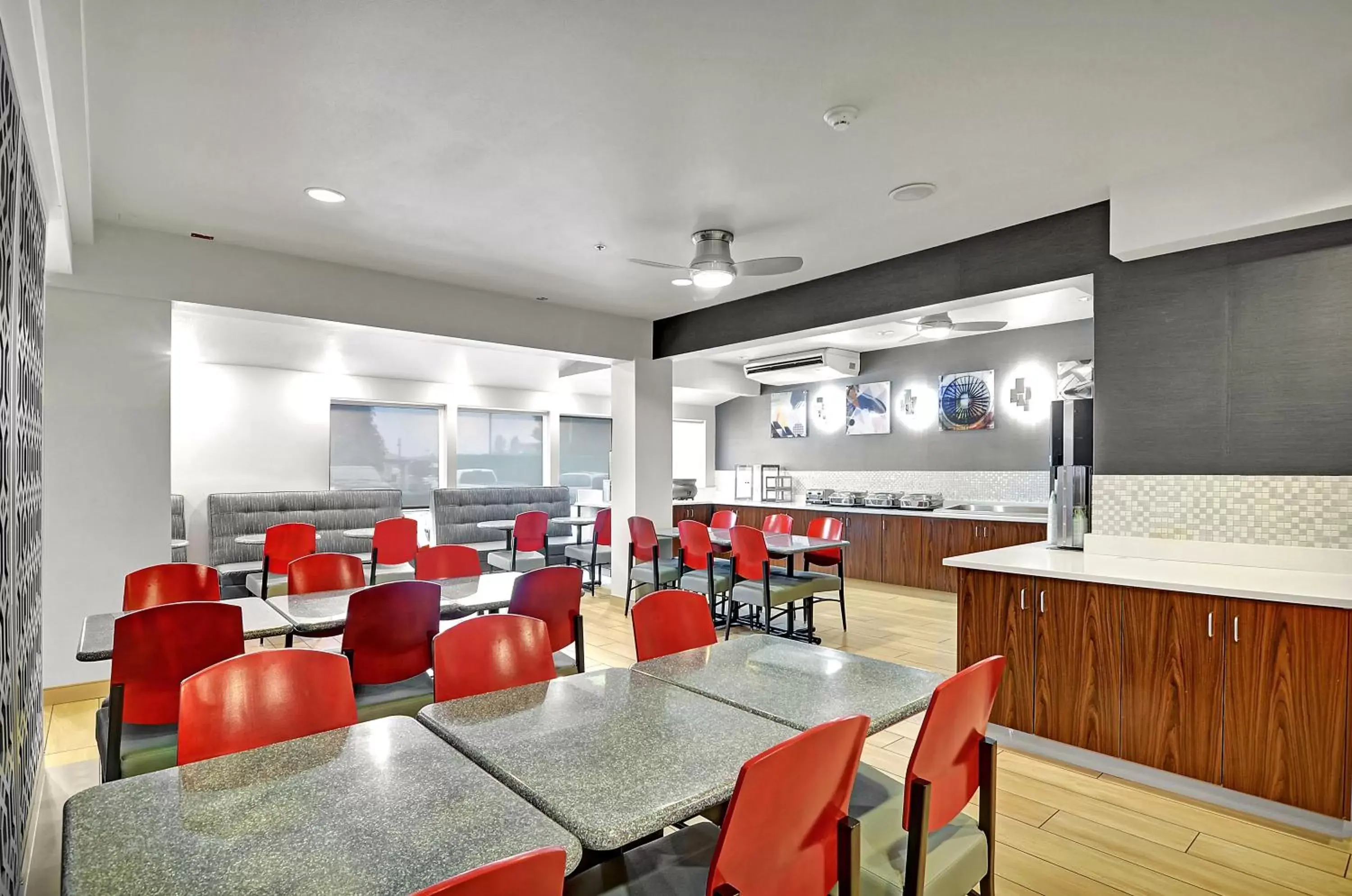 Lobby or reception, Restaurant/Places to Eat in Executive Residency by Best Western Navigator Inn & Suites