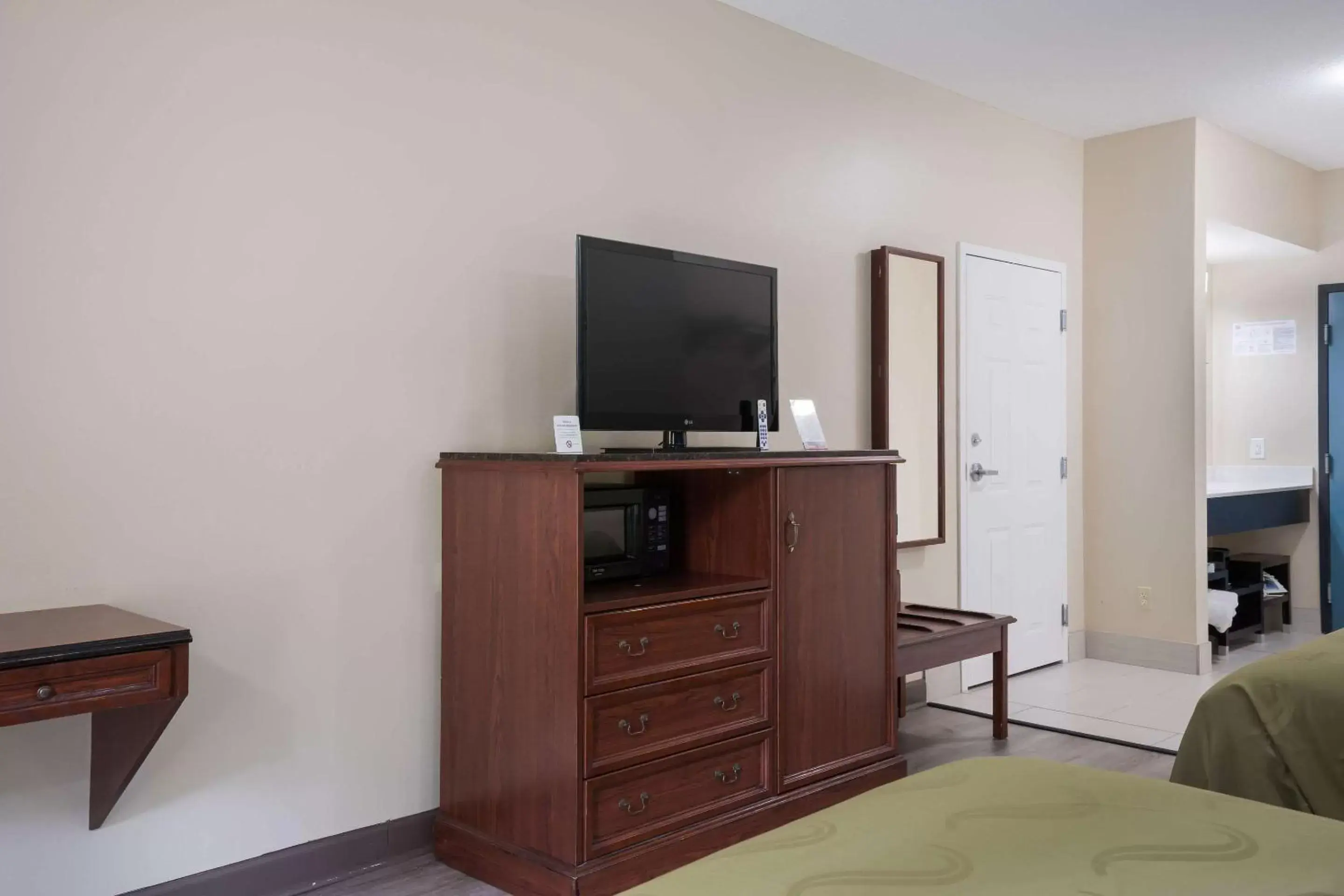 Photo of the whole room, TV/Entertainment Center in Quality Inn Wilmington