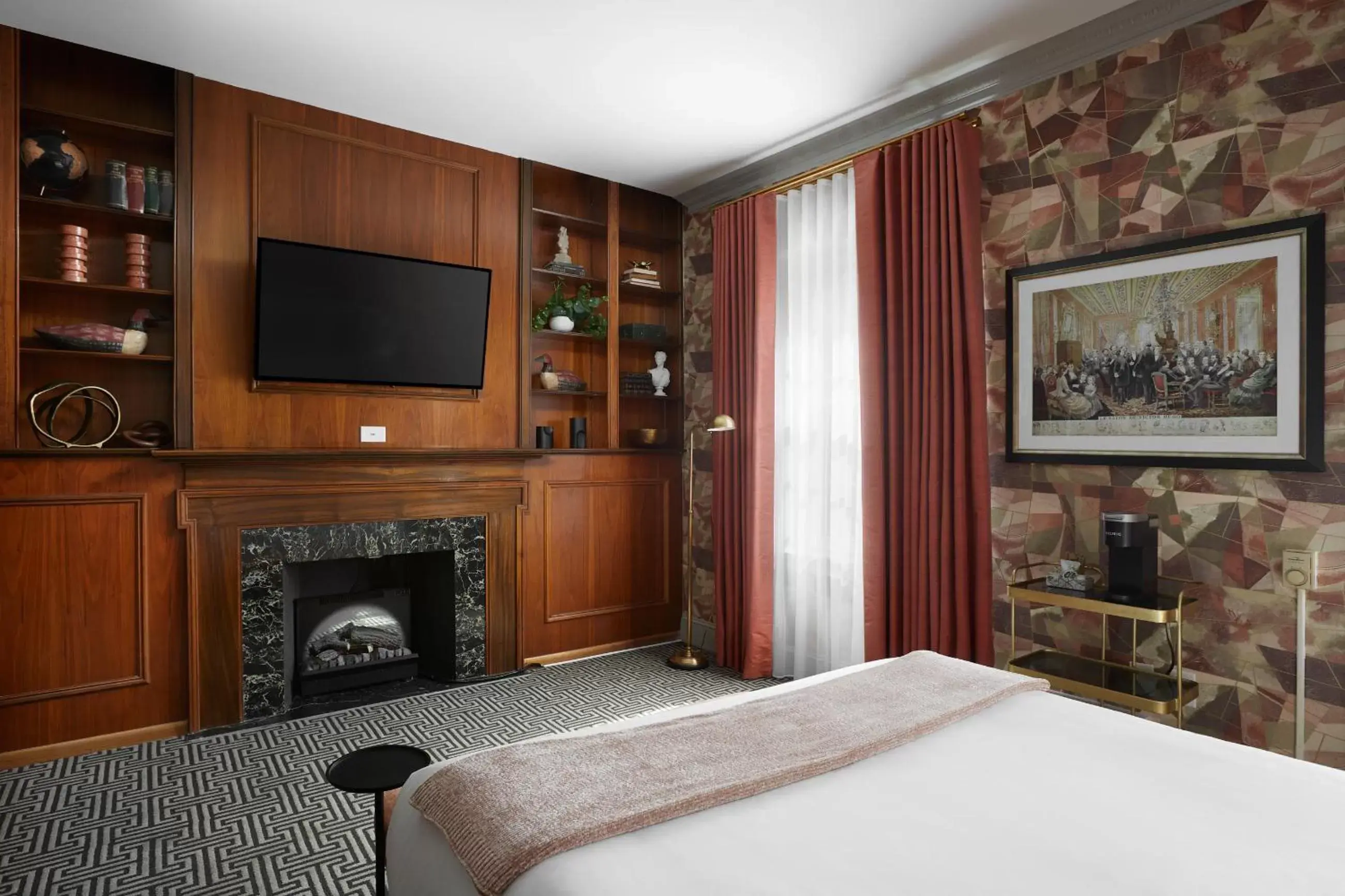 Bed, TV/Entertainment Center in The Franklin on Rittenhouse, A Boutique Hotel