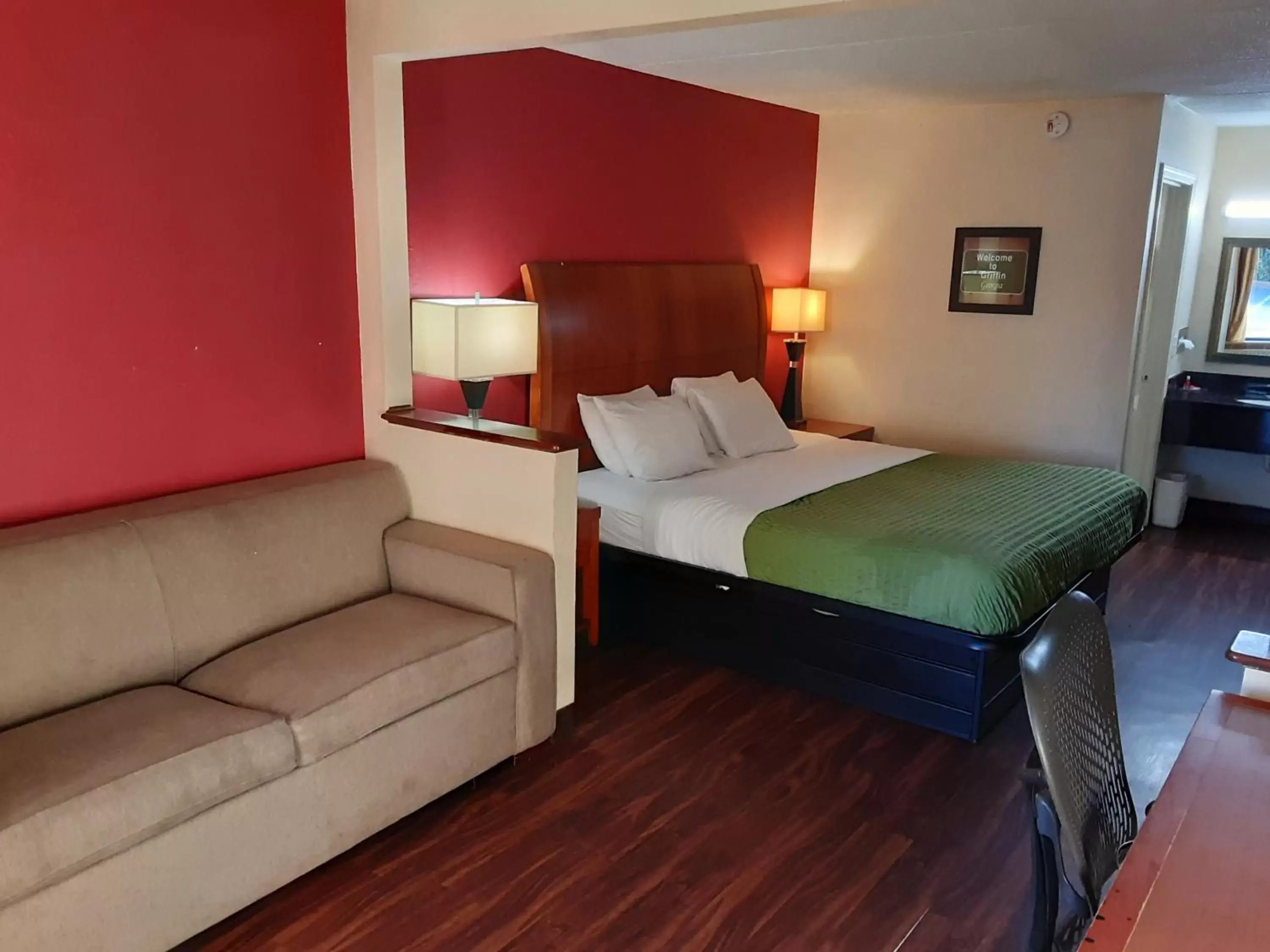 Bed in Econo Lodge Inn & Suites - Griffin