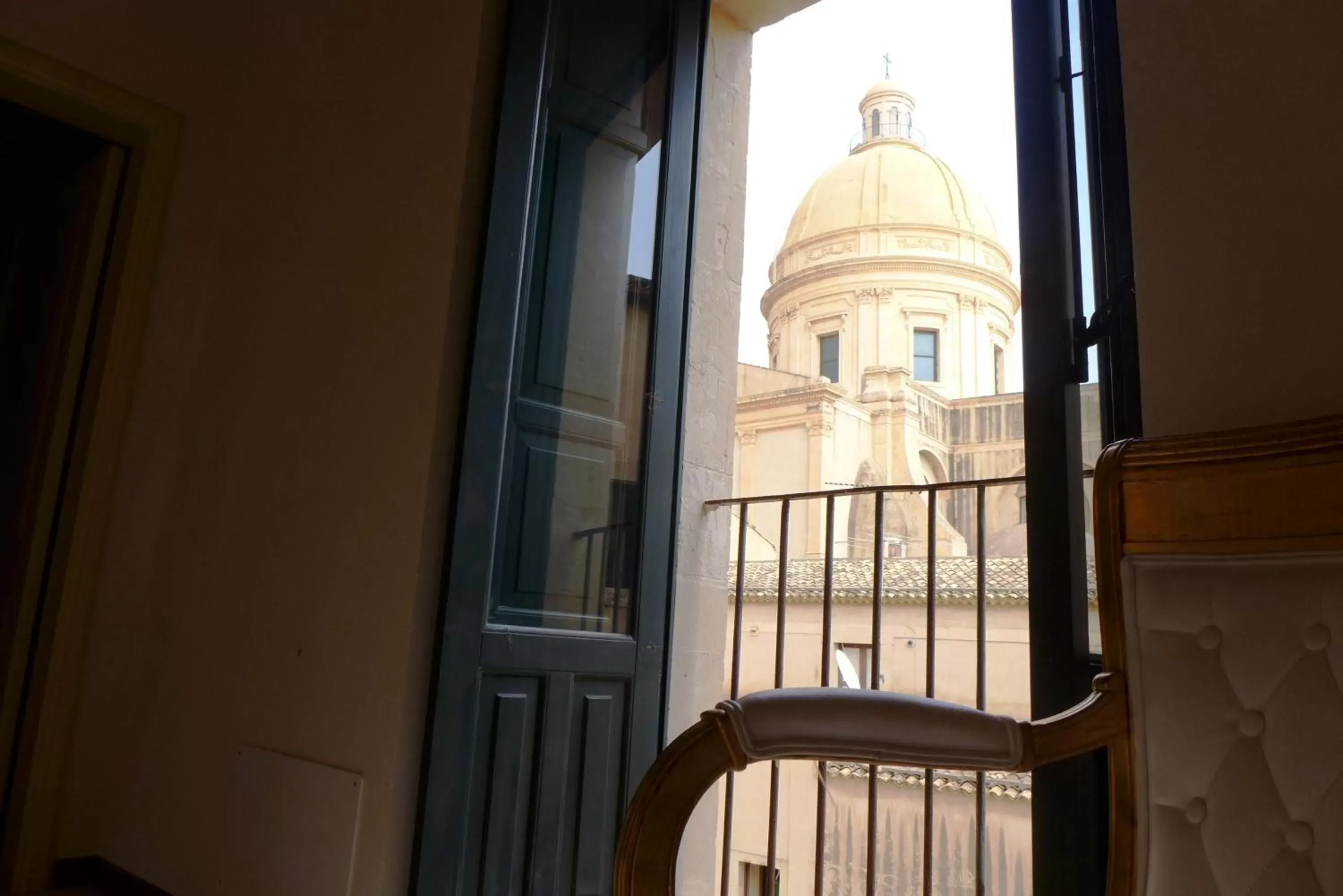 Inner courtyard view, Nearby Landmark in Landolina Palace Hotel