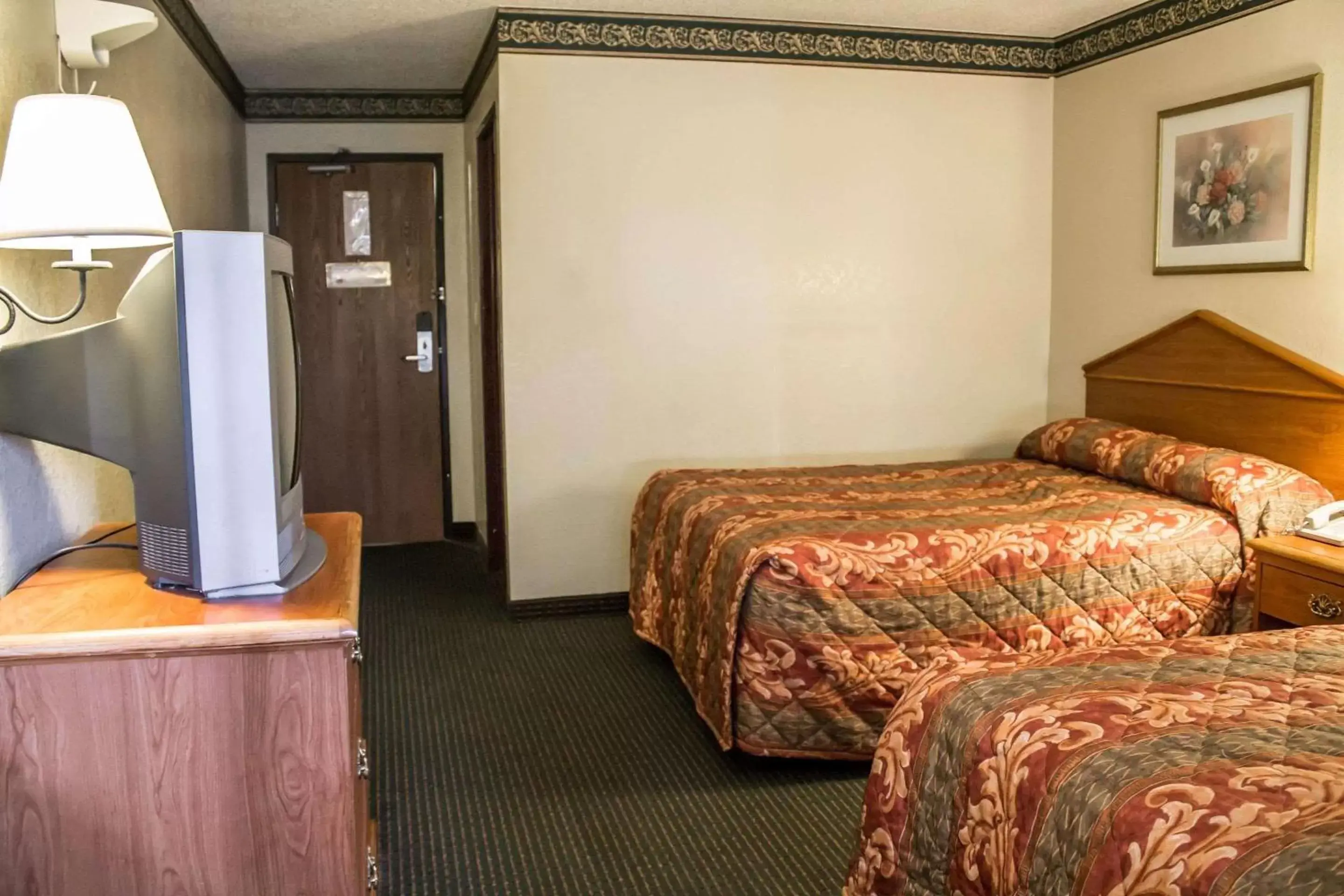 Photo of the whole room, Bed in Econo Lodge Akron