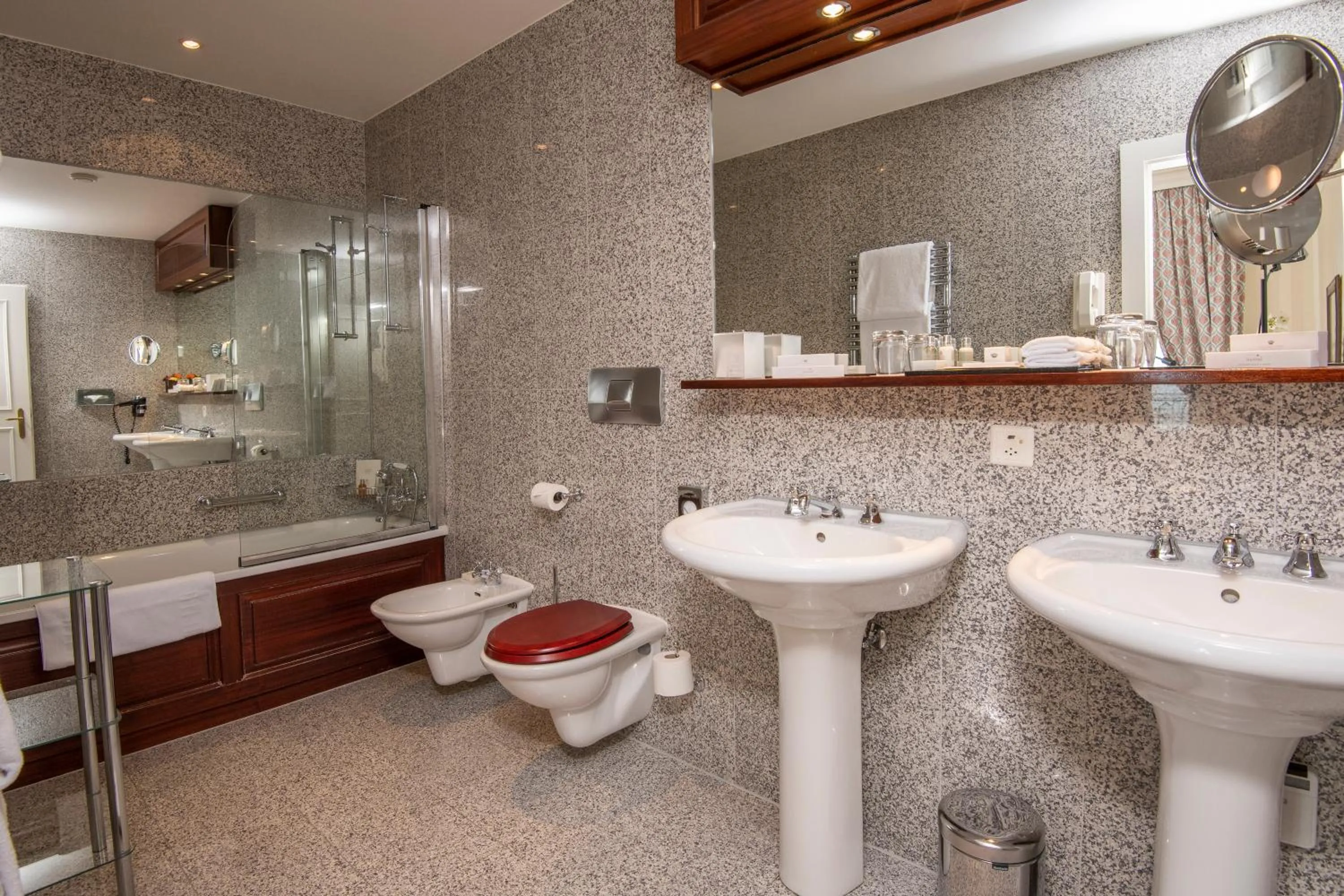 Bathroom in Hôtel Des Trois Couronnes & Spa - The Leading Hotels of the World