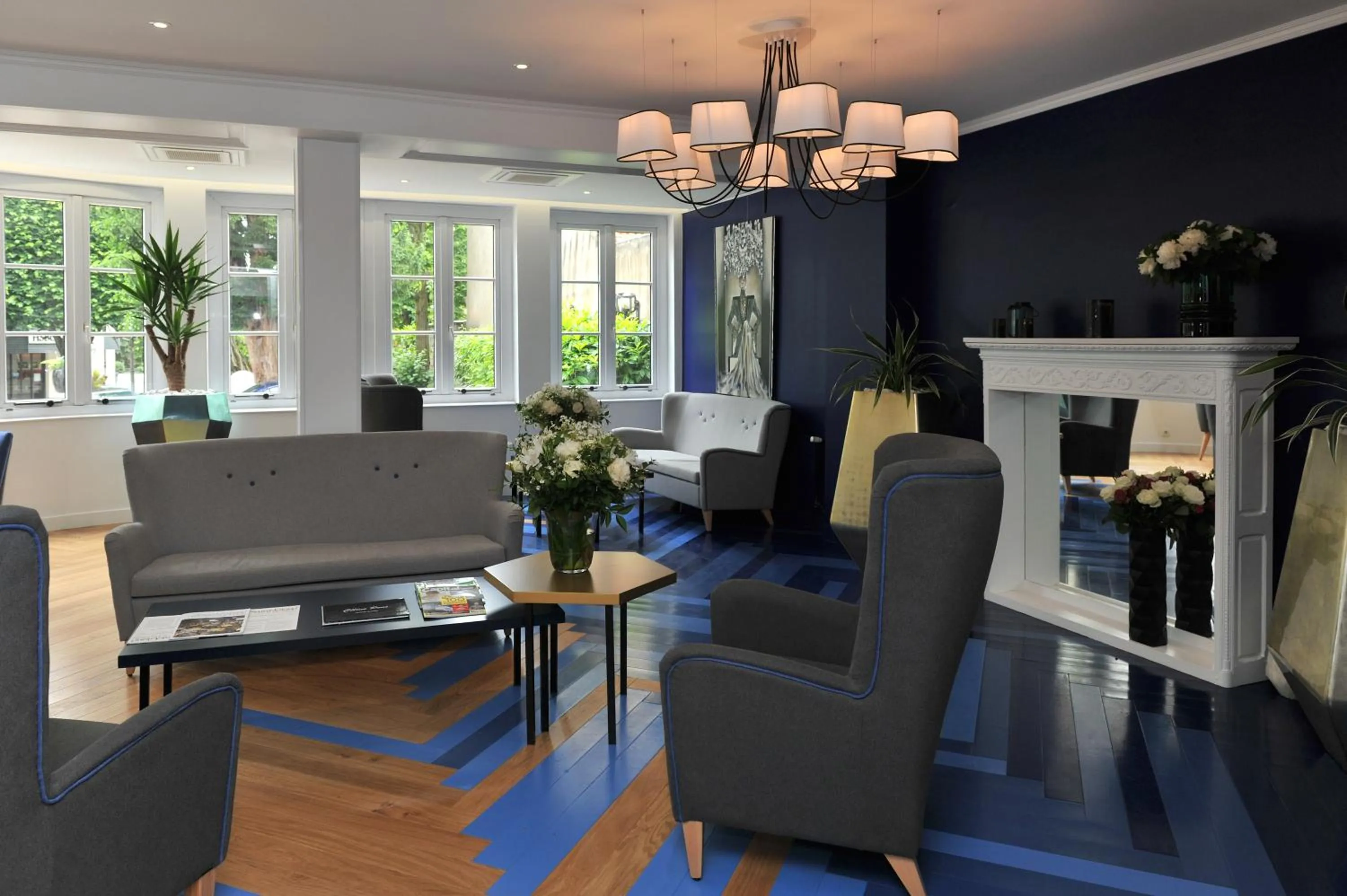 Lobby or reception in Mercure Paris Saint Cloud Hippodrome