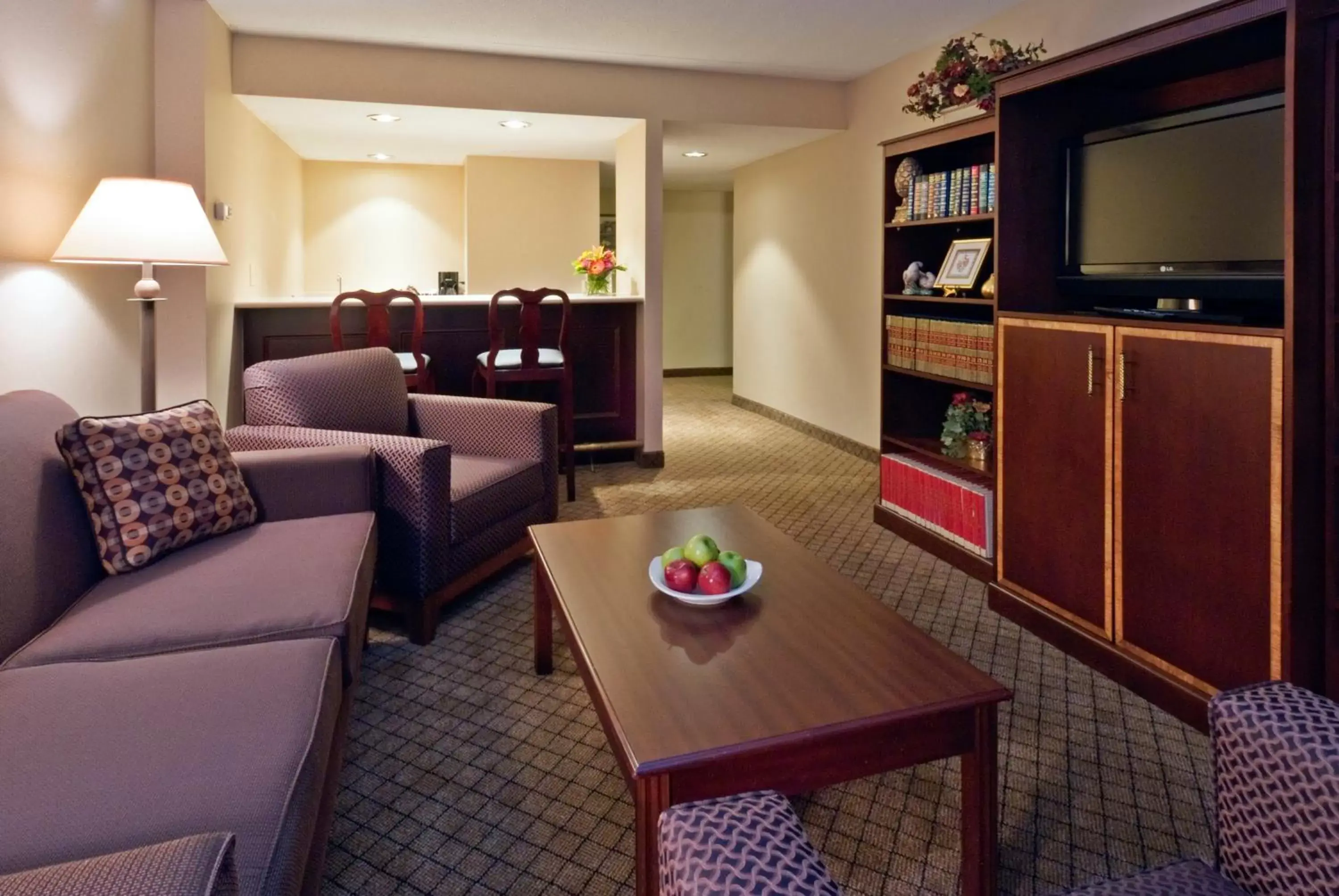 Living room, Seating Area in Holiday Inn Cincinnati-Eastgate, an IHG Hotel