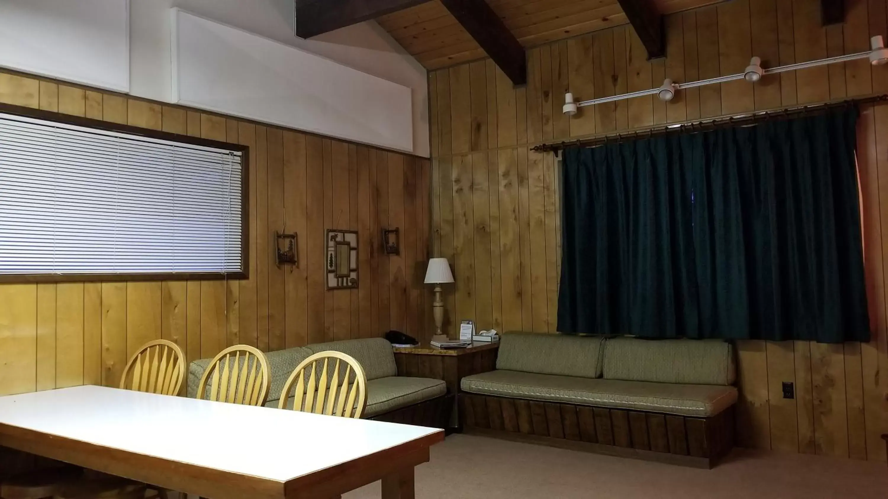 Living room, Seating Area in Eagle Cap Chalets