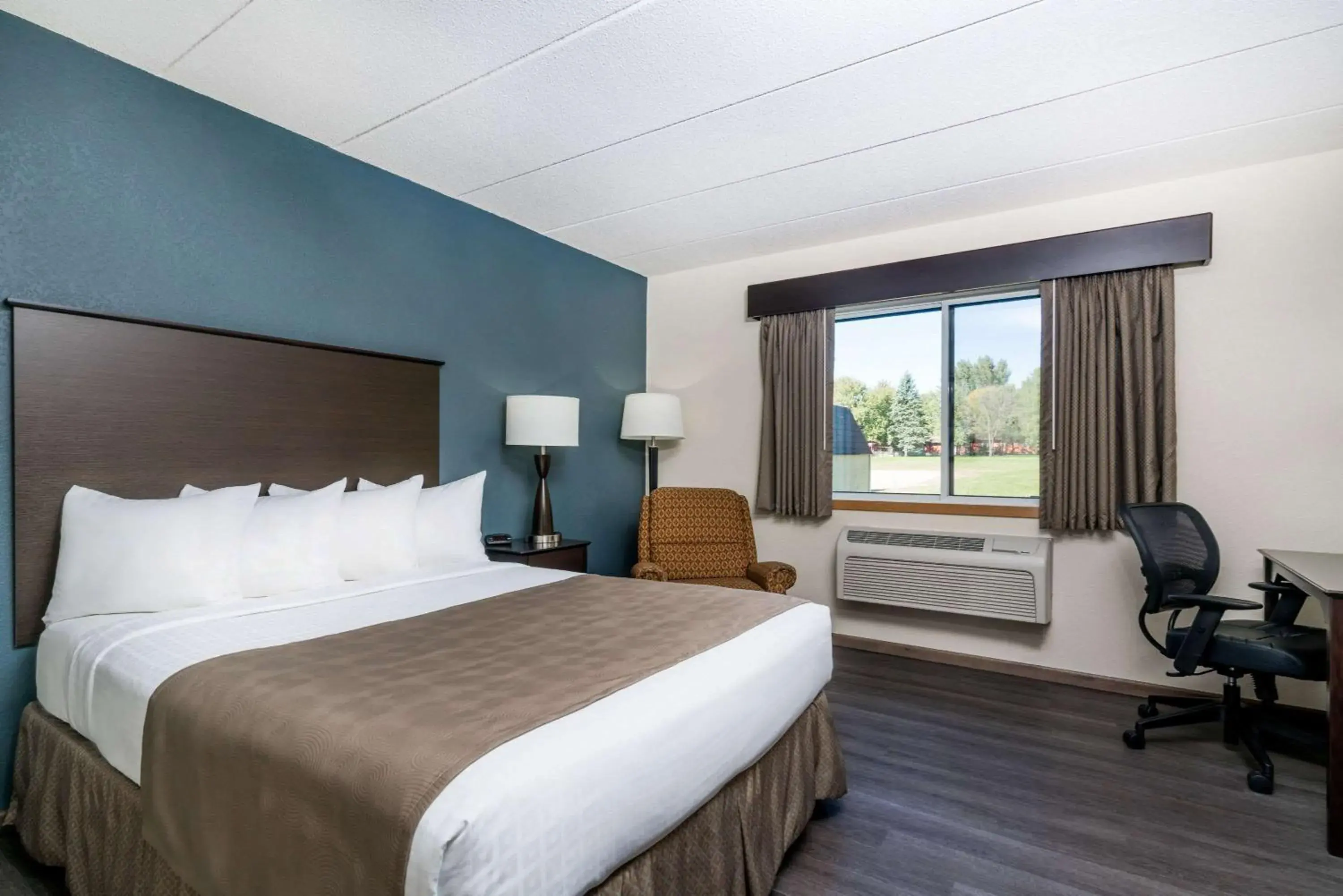 Photo of the whole room, Bed in Baymont by Wyndham Owatonna