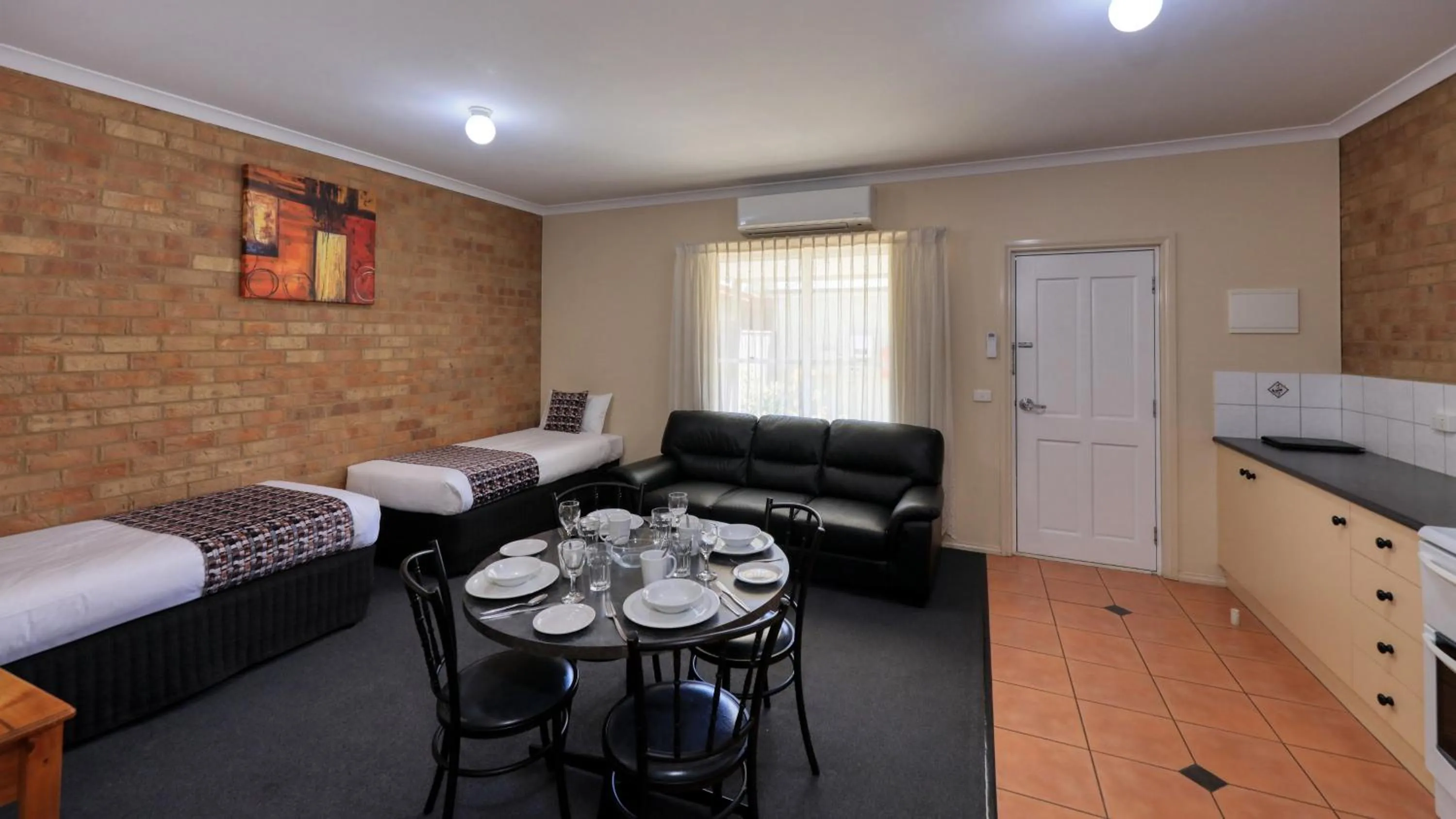 Seating area, Bed in Bridges on Meninya Motel & Apartments