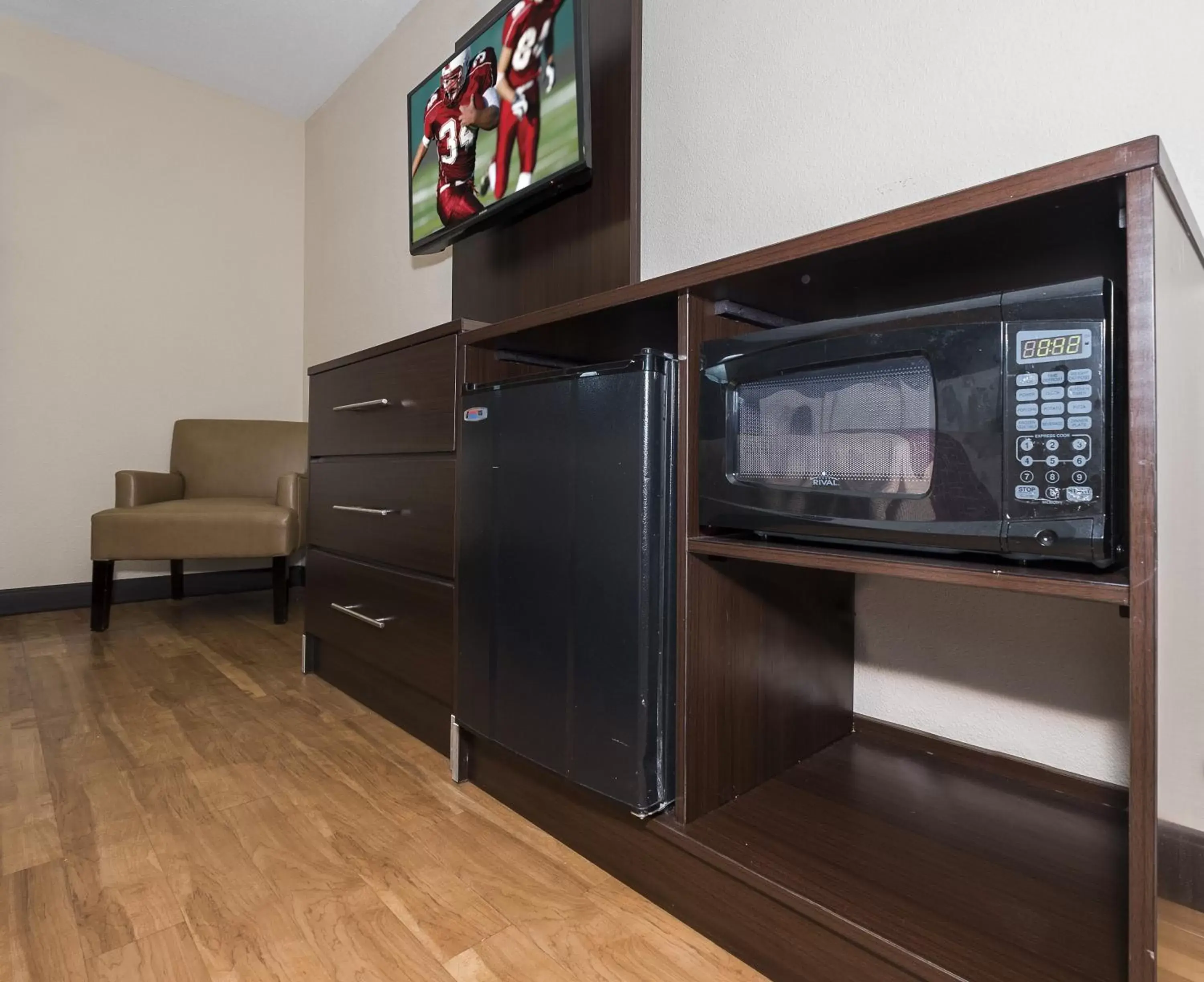 Photo of the whole room, TV/Entertainment Center in Red Roof Inn Toledo - Maumee