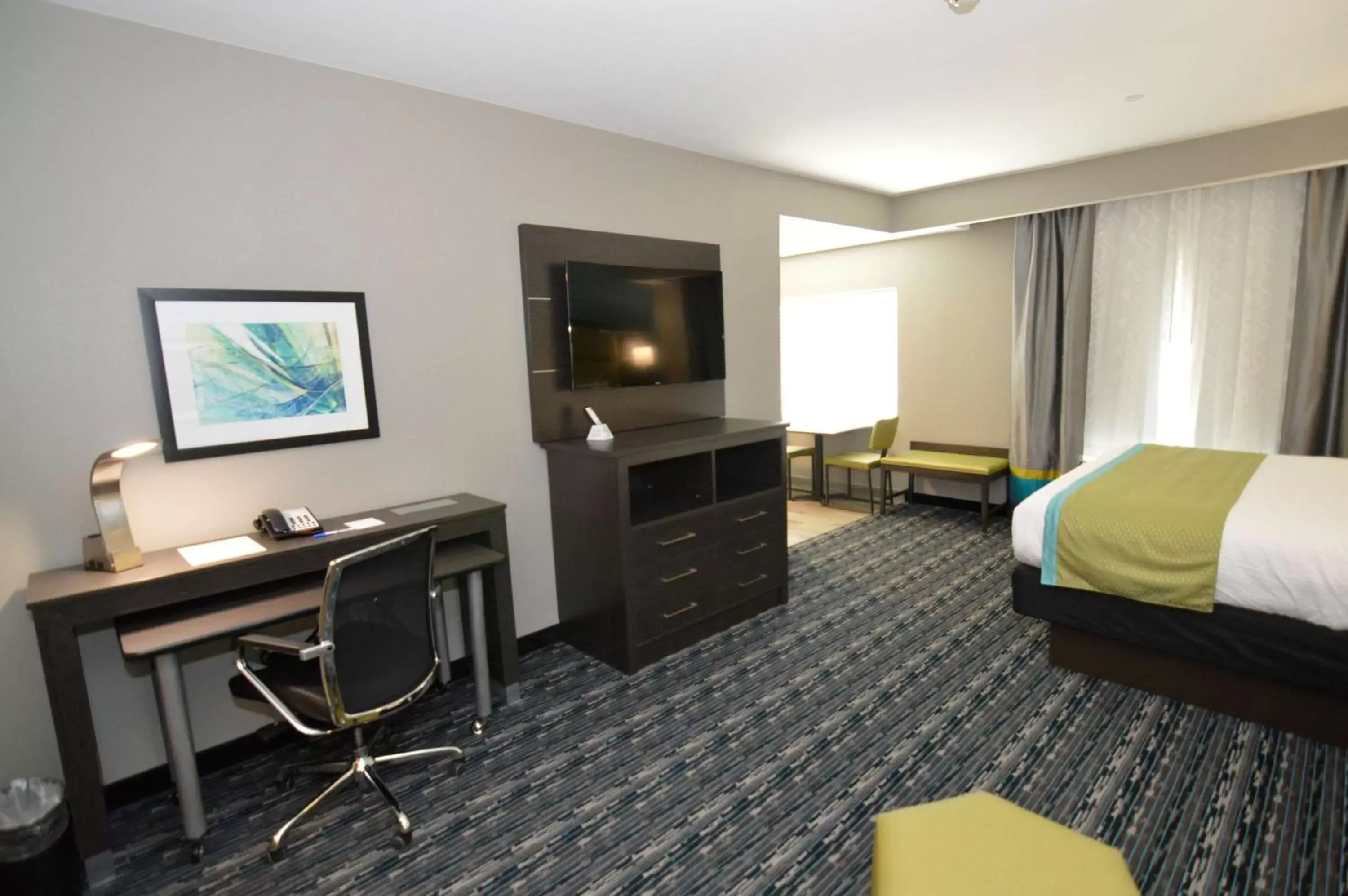 Photo of the whole room, TV/Entertainment Center in Best Western Plus Pasadena Inn & Suites