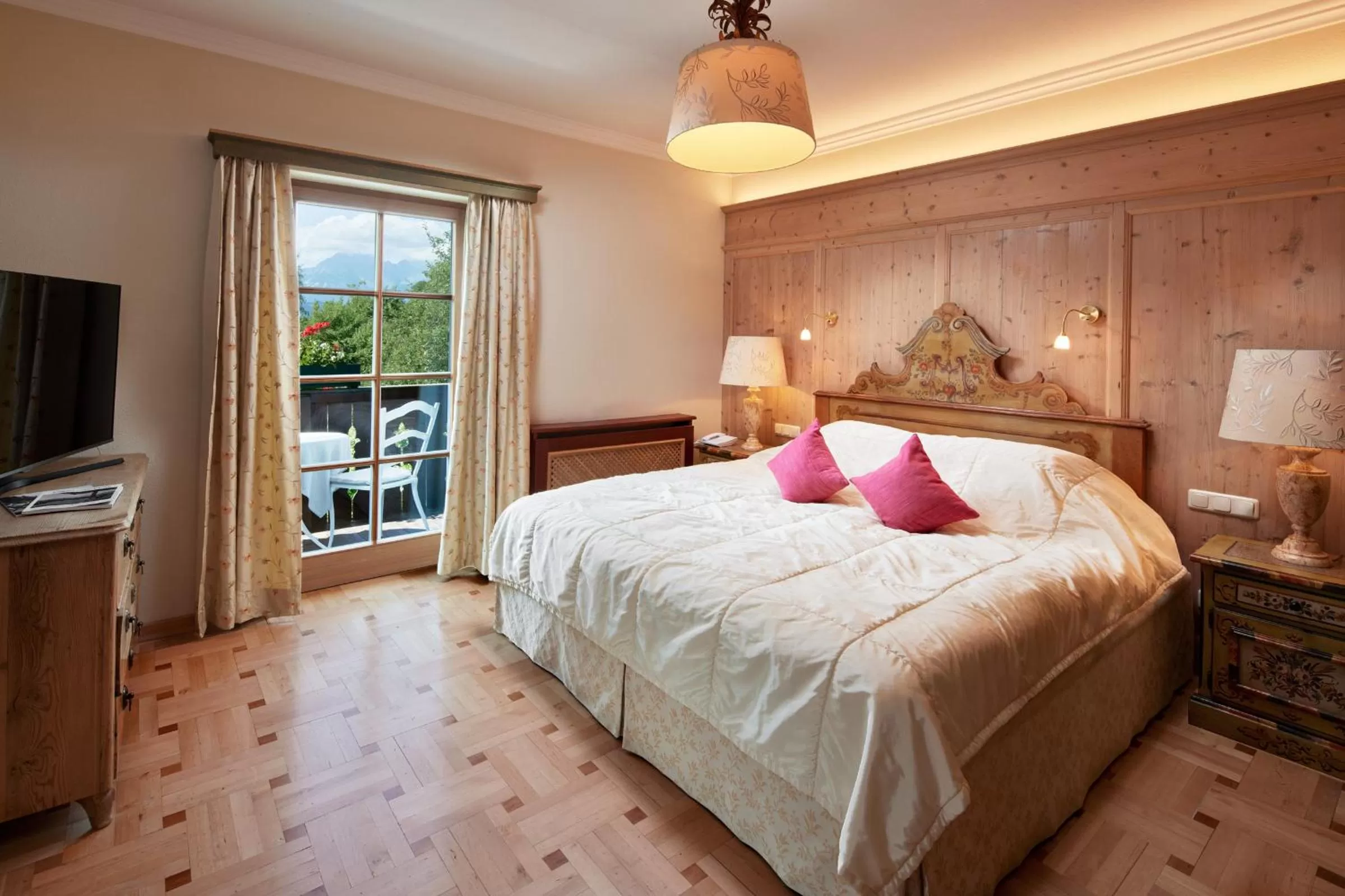 Bedroom, Bed in Relais & Châteaux Hotel Tennerhof