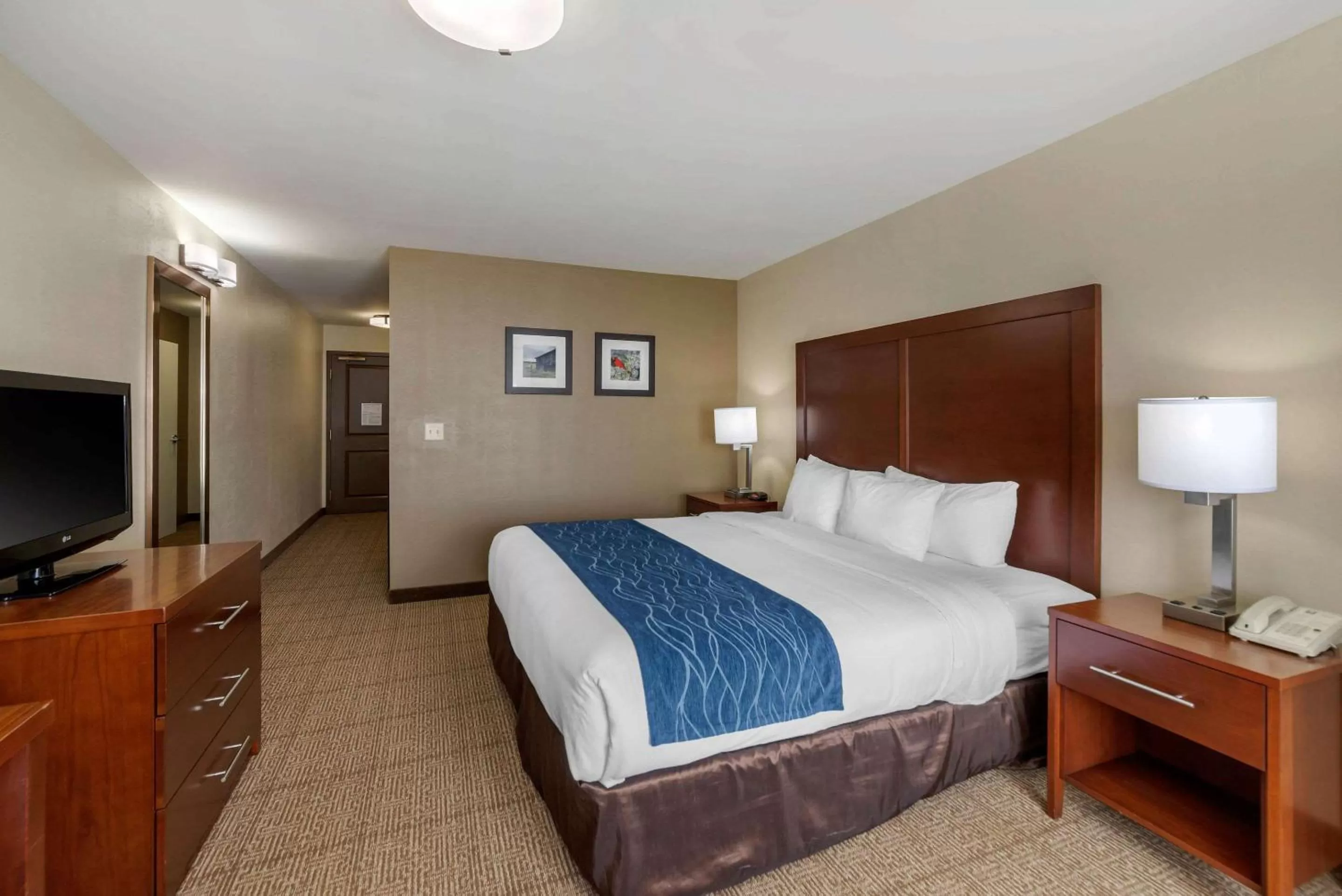 Photo of the whole room, Bed in Comfort Inn & Suites Northern Kentucky