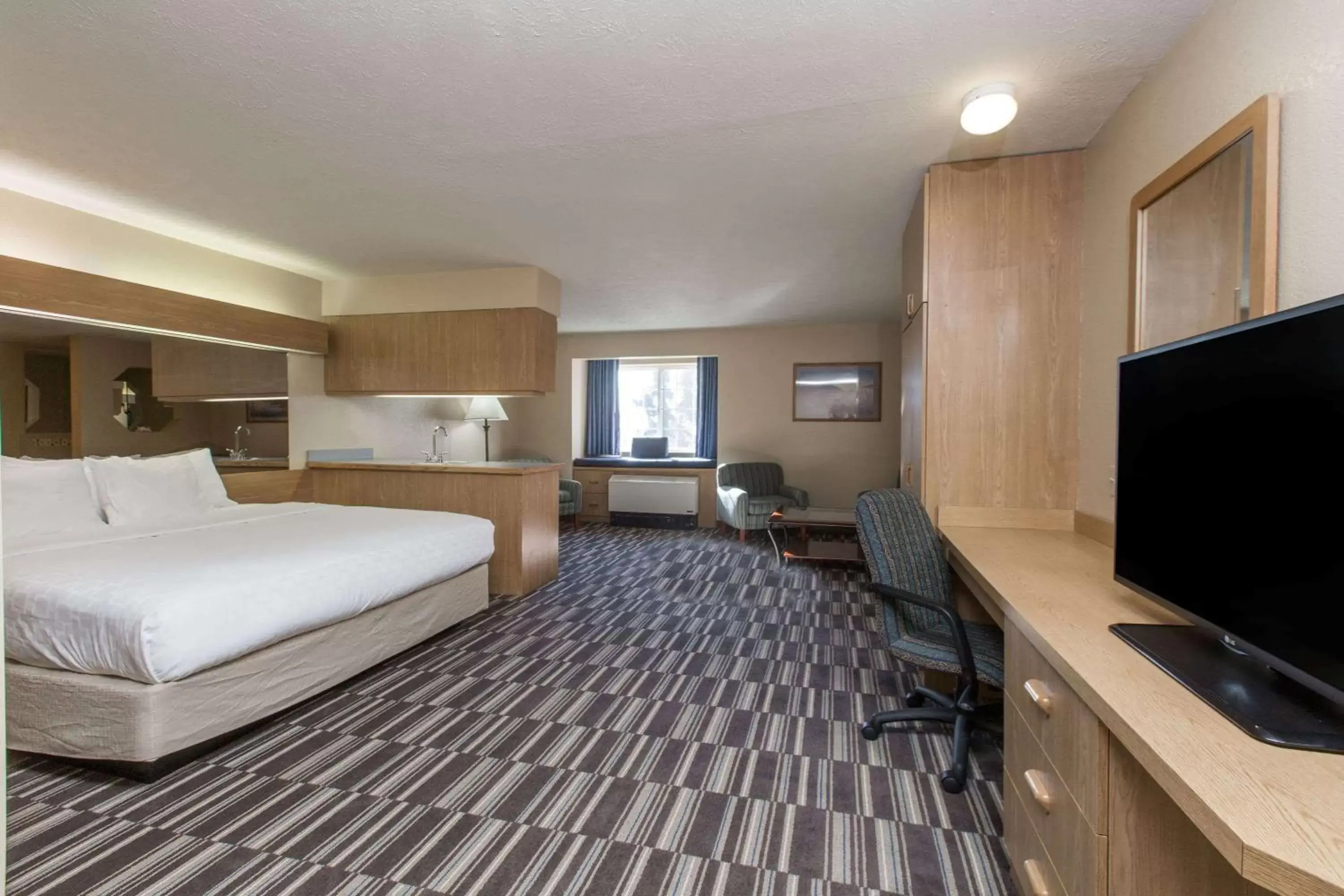 Photo of the whole room, TV/Entertainment Center in Baymont Inn & Suites by Wyndham Anchorage Airport