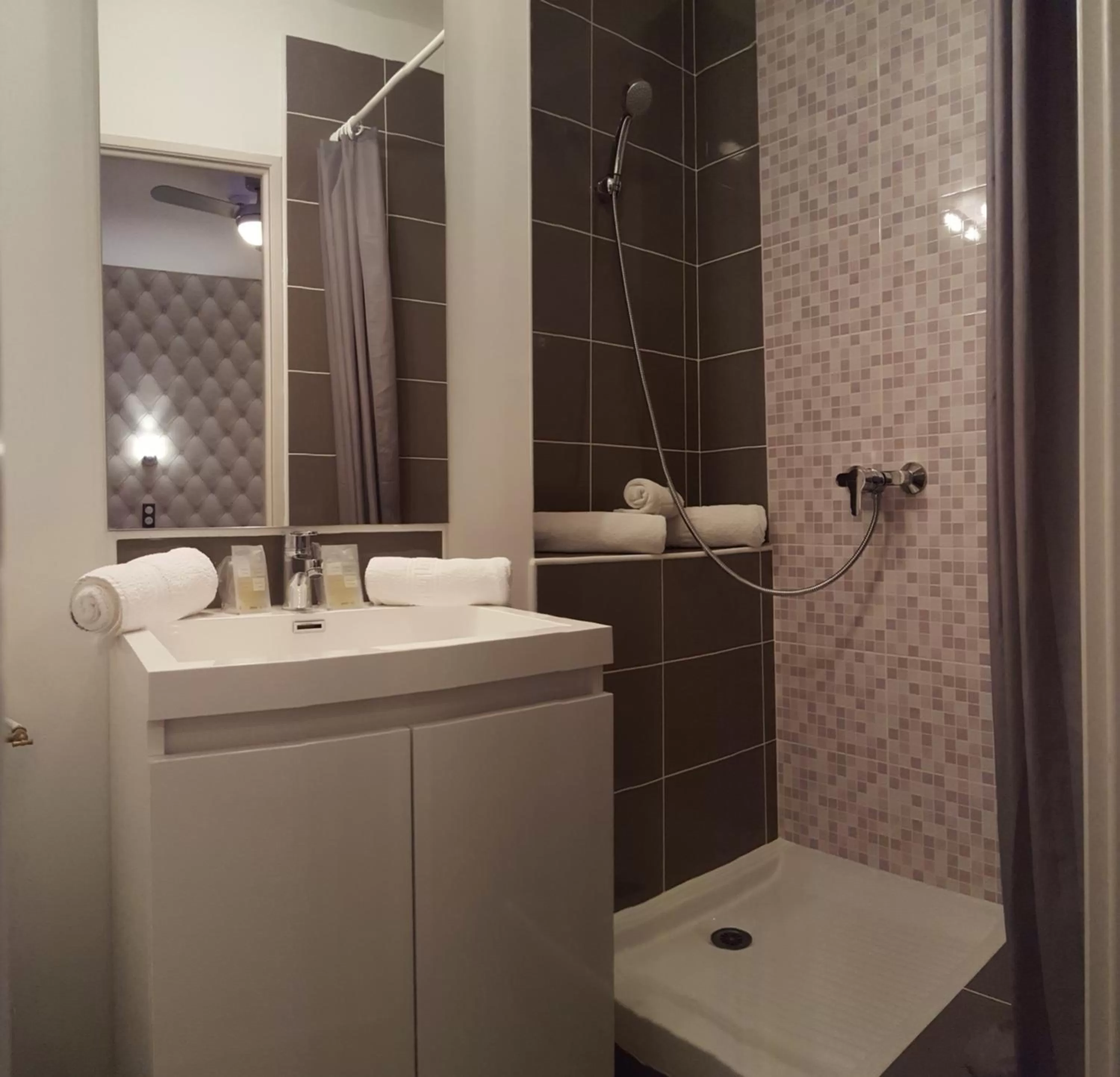 Bathroom in Hôtel restaurant et pension soirée étape Bel Air