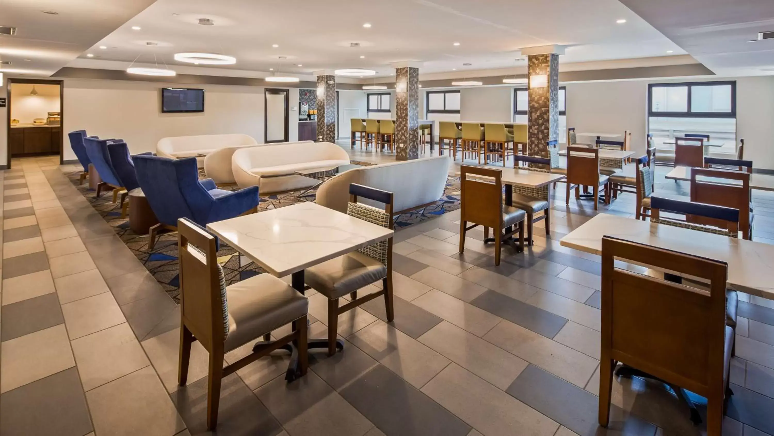 Lobby or reception, Restaurant/Places to Eat in Best Western Inn & Suites - Midway Airport