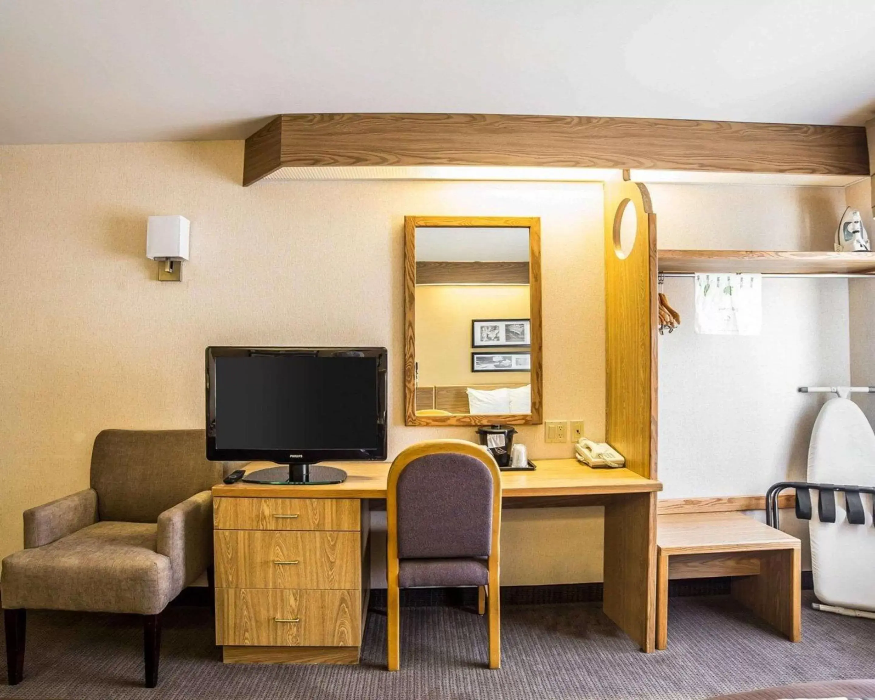 Photo of the whole room, TV/Entertainment Center in Quality Inn Moab Slickrock Area