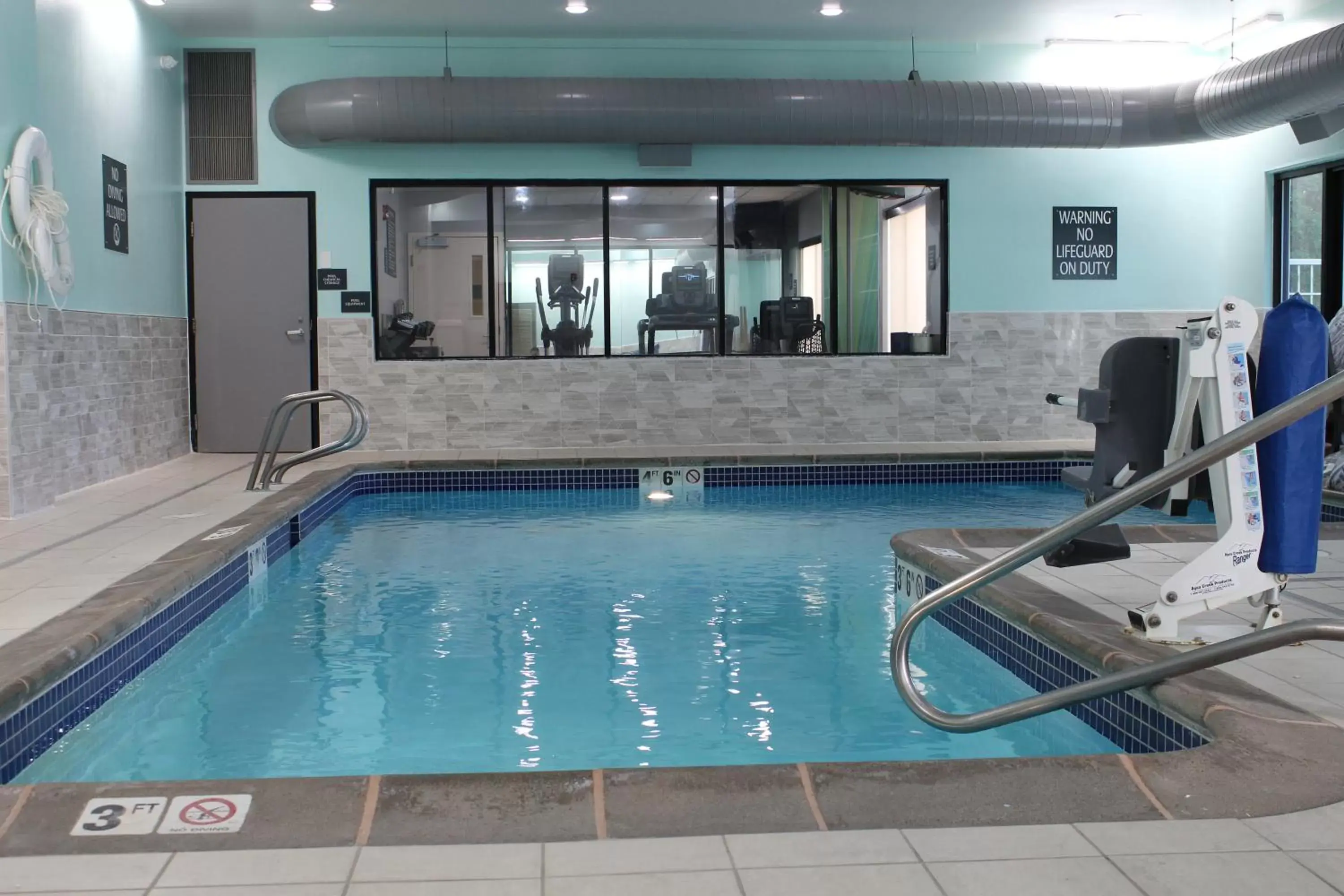 Swimming pool in Holiday Inn & Suites Bothell an IHG Hotel