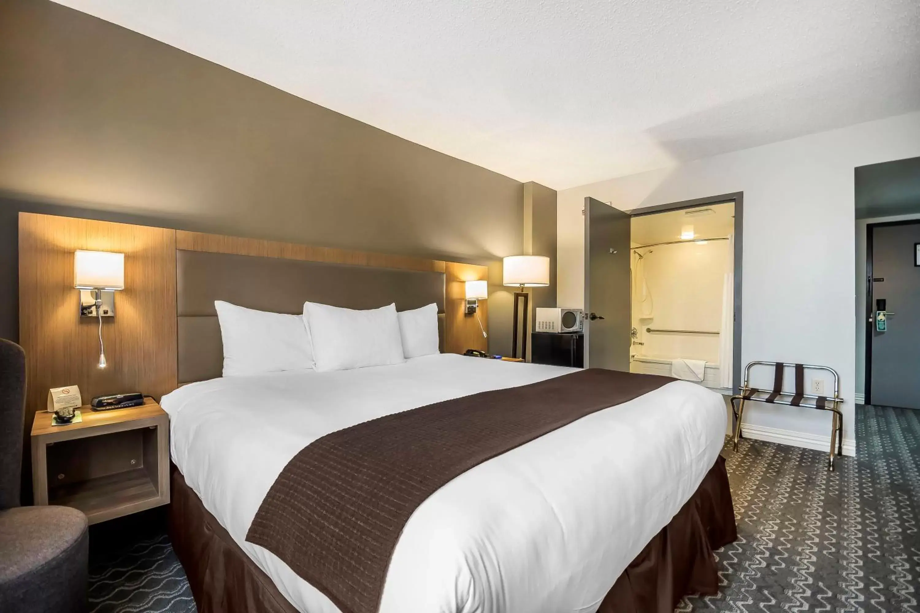 Photo of the whole room, Bed in Best Western Plus Vancouver Airport Hotel